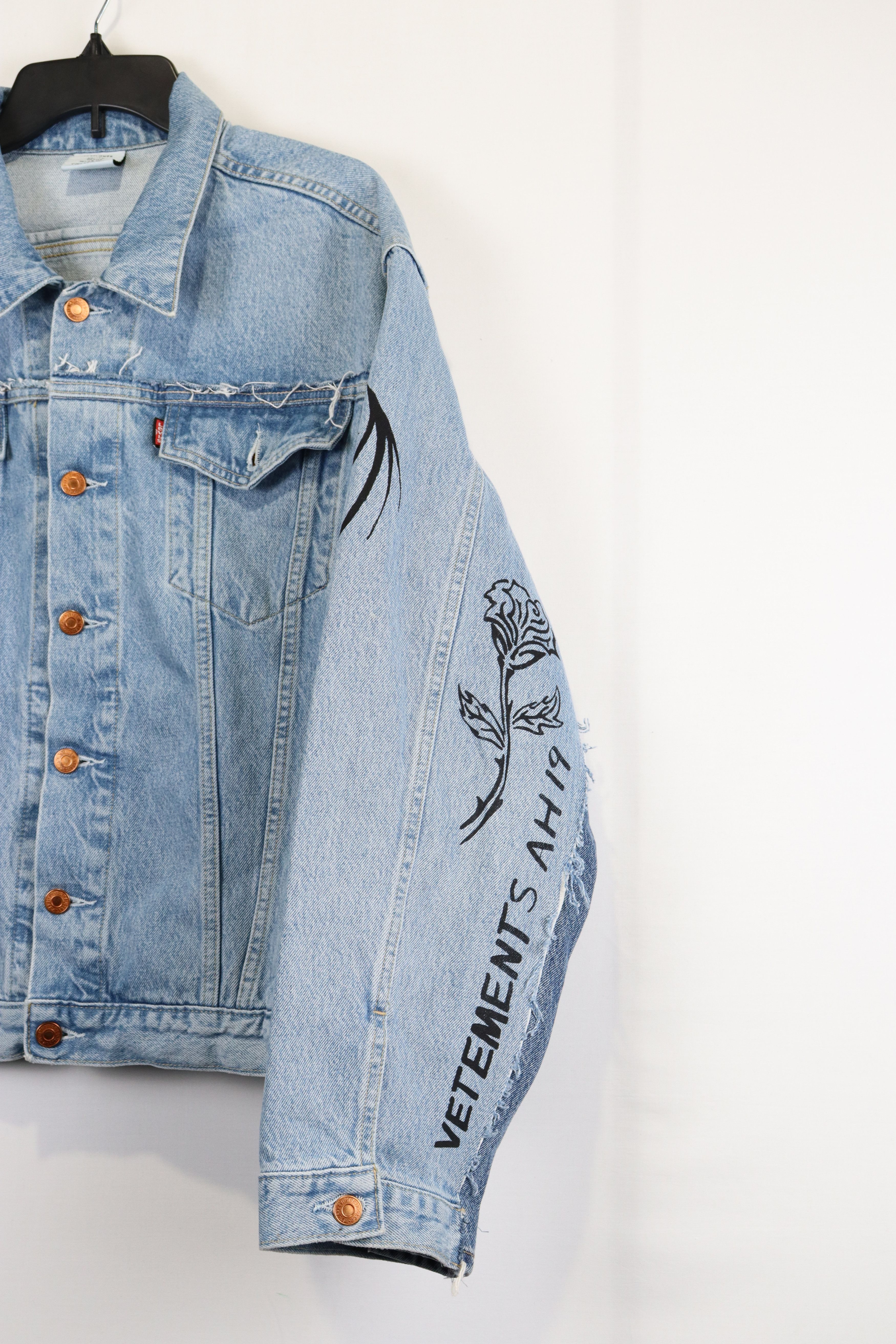 Vetements o1rshd Tribal Logo Denim Jacket in Blue/Black Size US XS / EU 42 / 0 - 4 Thumbnail