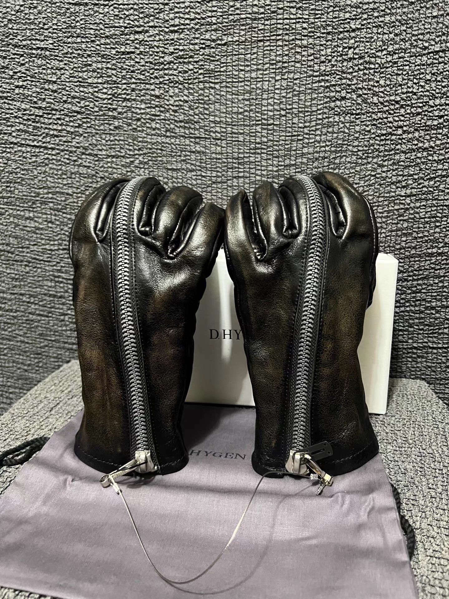 D.Hygen D.HYGEN avant-garde horsehide zip middle finger gloves Size ONE SIZE - 1 Thumbnail