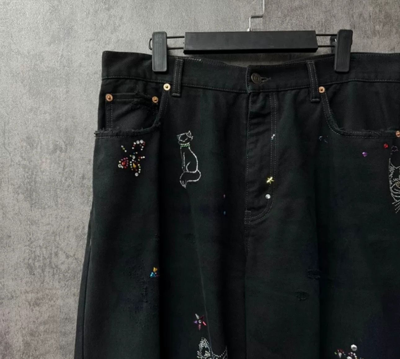 Balenciaga balenciaga graffiti logo denim pants Size US 26 / EU 42 - 2 Thumbnail