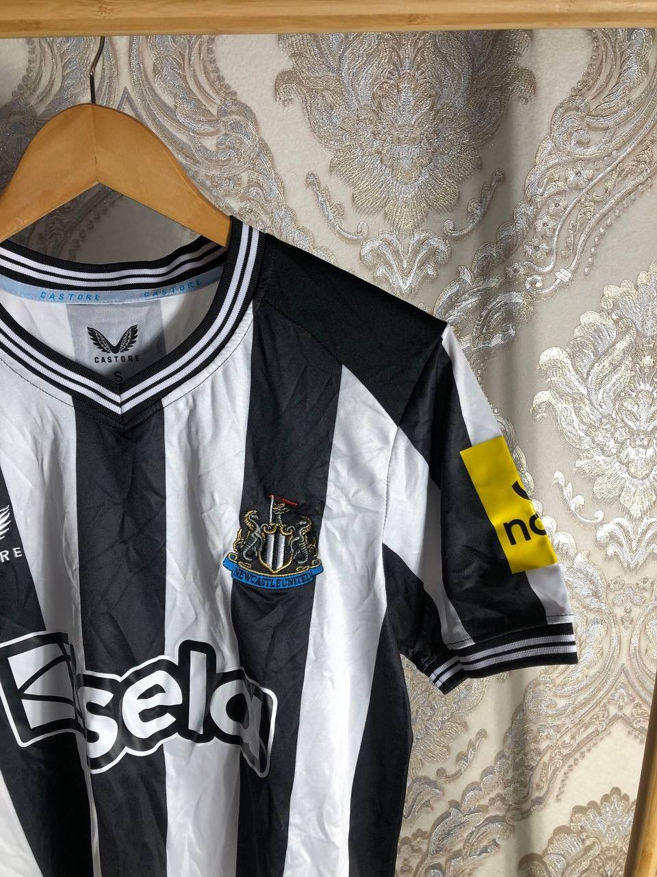 Castore × Vintage VERY RARE CASTORE FC NEW CASTLE UNITED ENGLAND SOCCER JERSEY Size US S / EU 44-46 / 1 - 2 Thumbnail