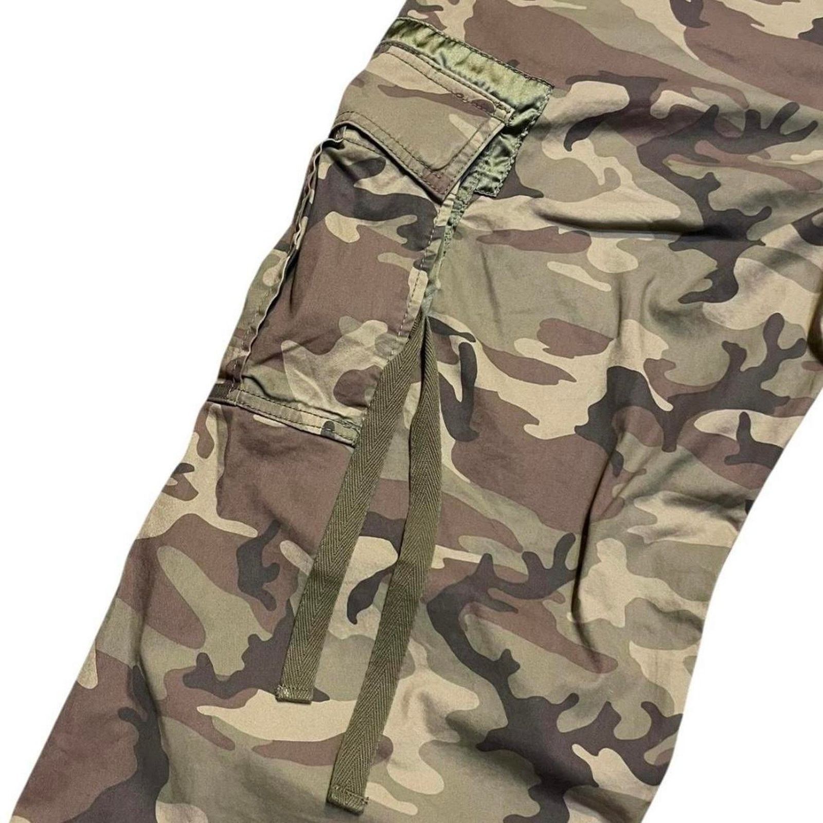 Abercrombie & Fitch VTG Y2K 2000s low-rise Abercrombie & Fitch camo cargo pants Size 27" / US 4 / IT 40 - 5 Thumbnail