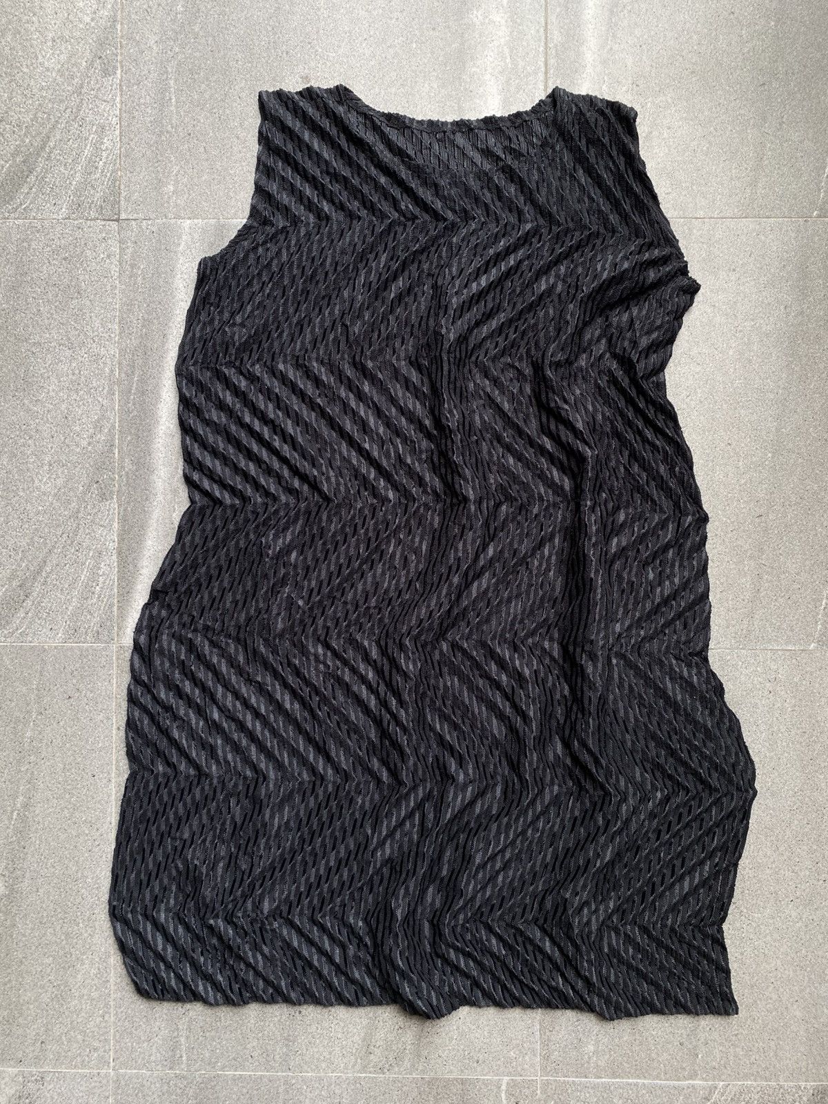 Pleats Please Issey Miyake Me Issey Miyake Pleated Sleeveless Top Black Size M / US 6-8 / IT 42-44 - 1 Thumbnail