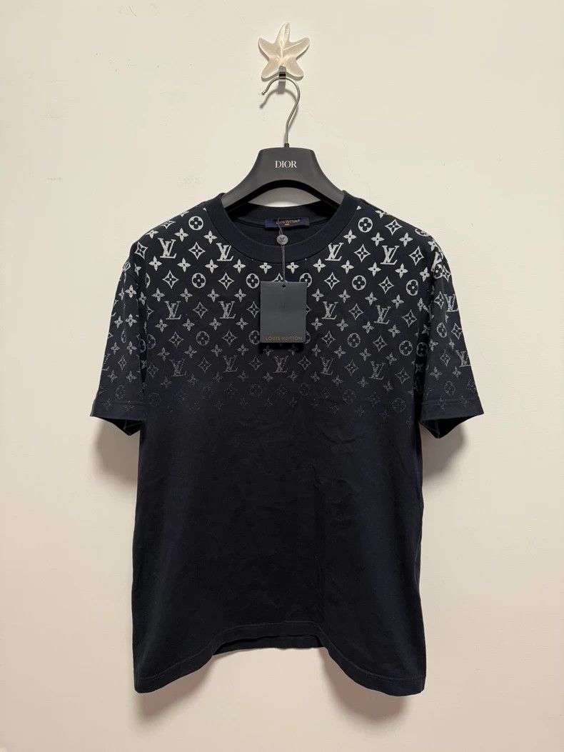 Louis Vuitton Louis Vuitton Gradient logo short sleeve 2502-Nextarrow Size US M / EU 48-50 / 2 - 1 Thumbnail