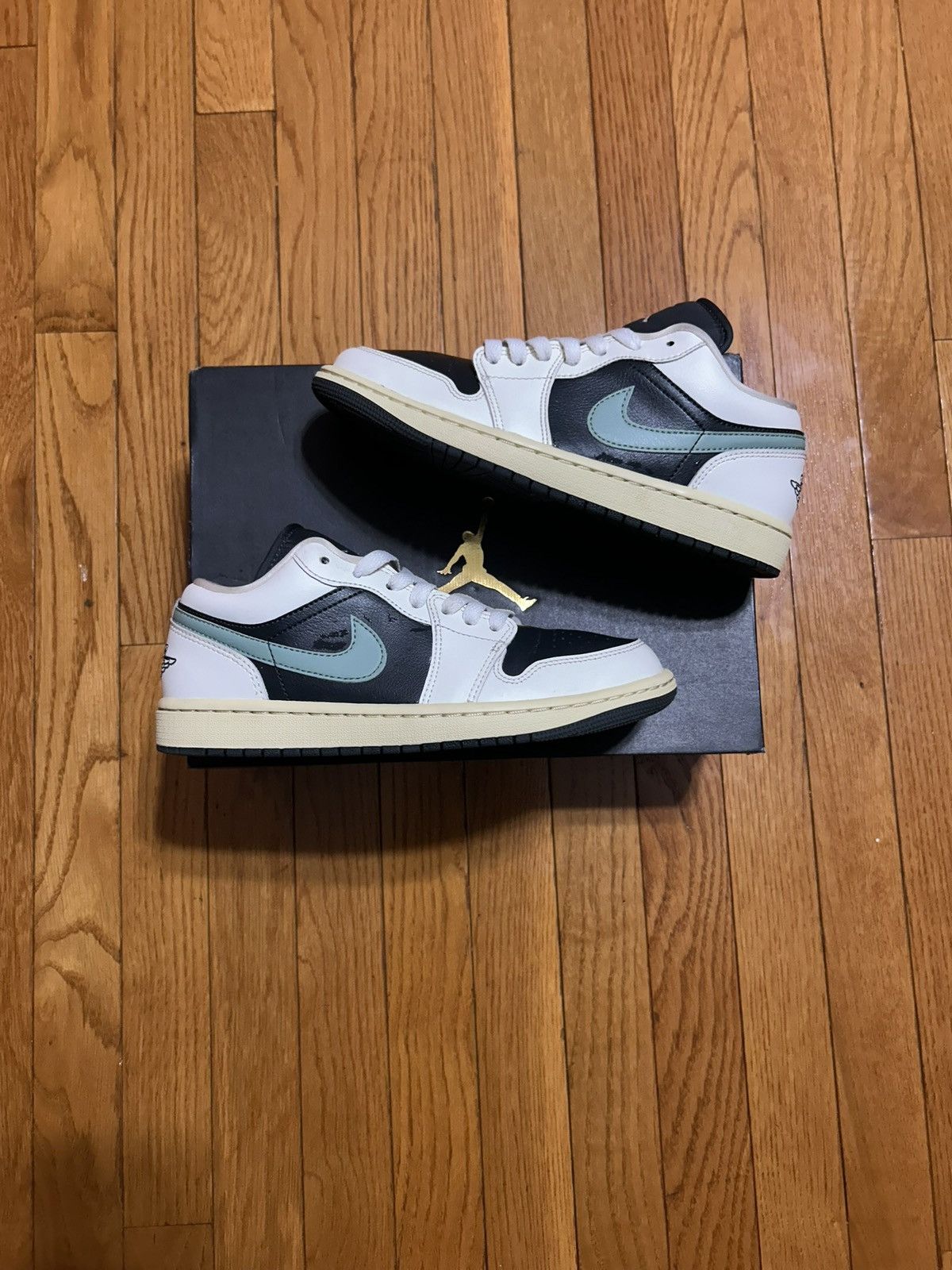 Jordan Brand Wmns Air Jordan 1 Low Jade Smoke Size US 7.5 / IT 37.5 - 2 Thumbnail