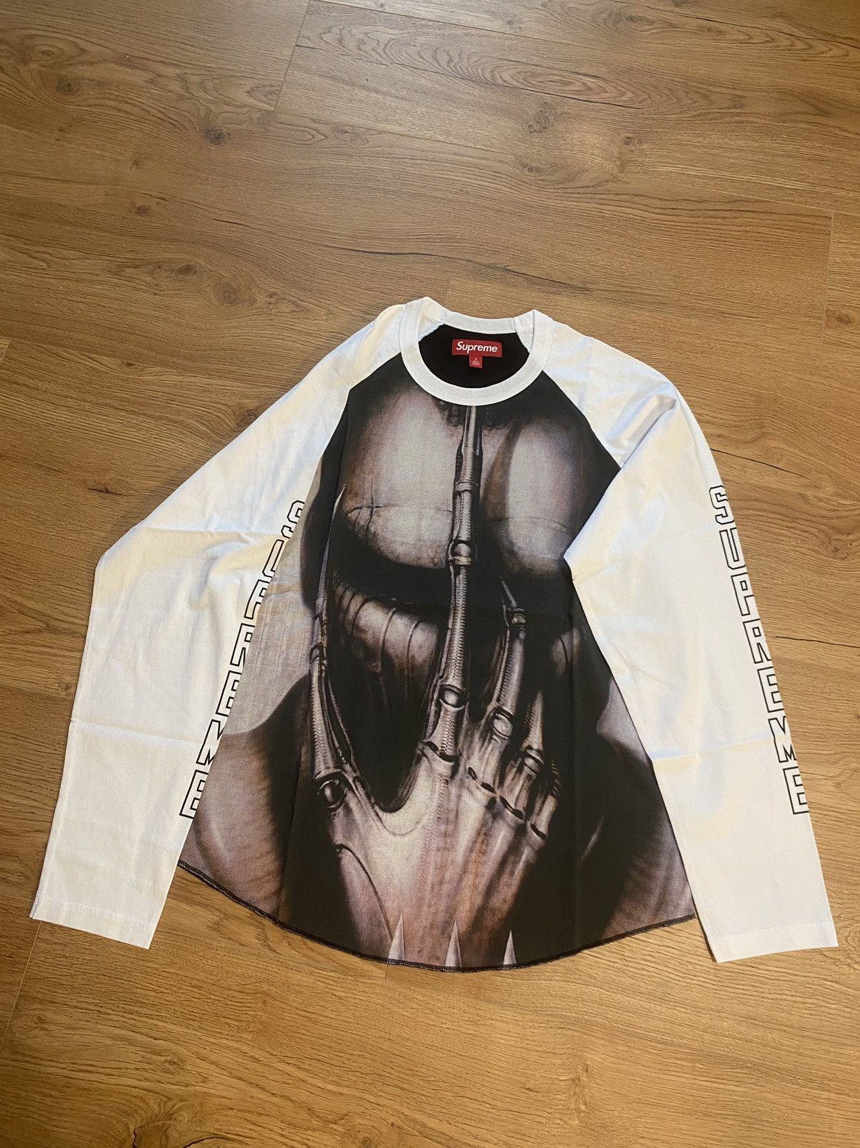 Supreme H.R. Giger Raglan L/S Top-