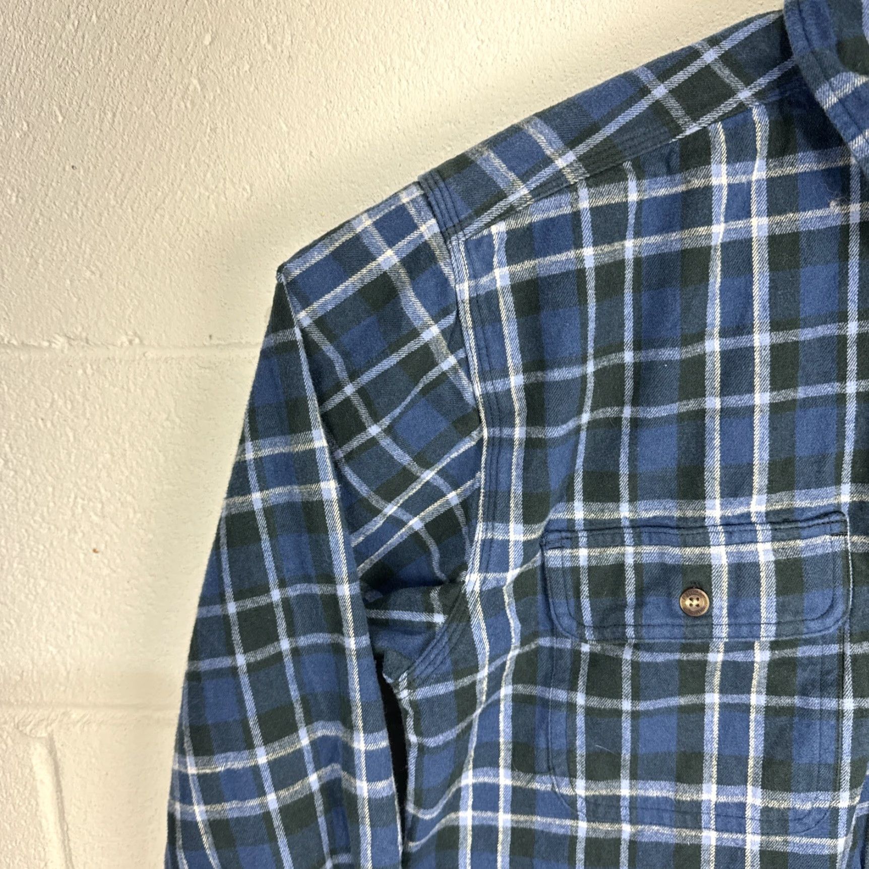 Carhartt Carhartt Shirt Mens Medium Blue Plaid Flannel Button-Up Pocketed 100122 Relaxed Fit Vintage-Inspired 90s Grunge Hip Hop Outdoor Workwear Size US M / EU 48-50 / 2 - 4 Thumbnail