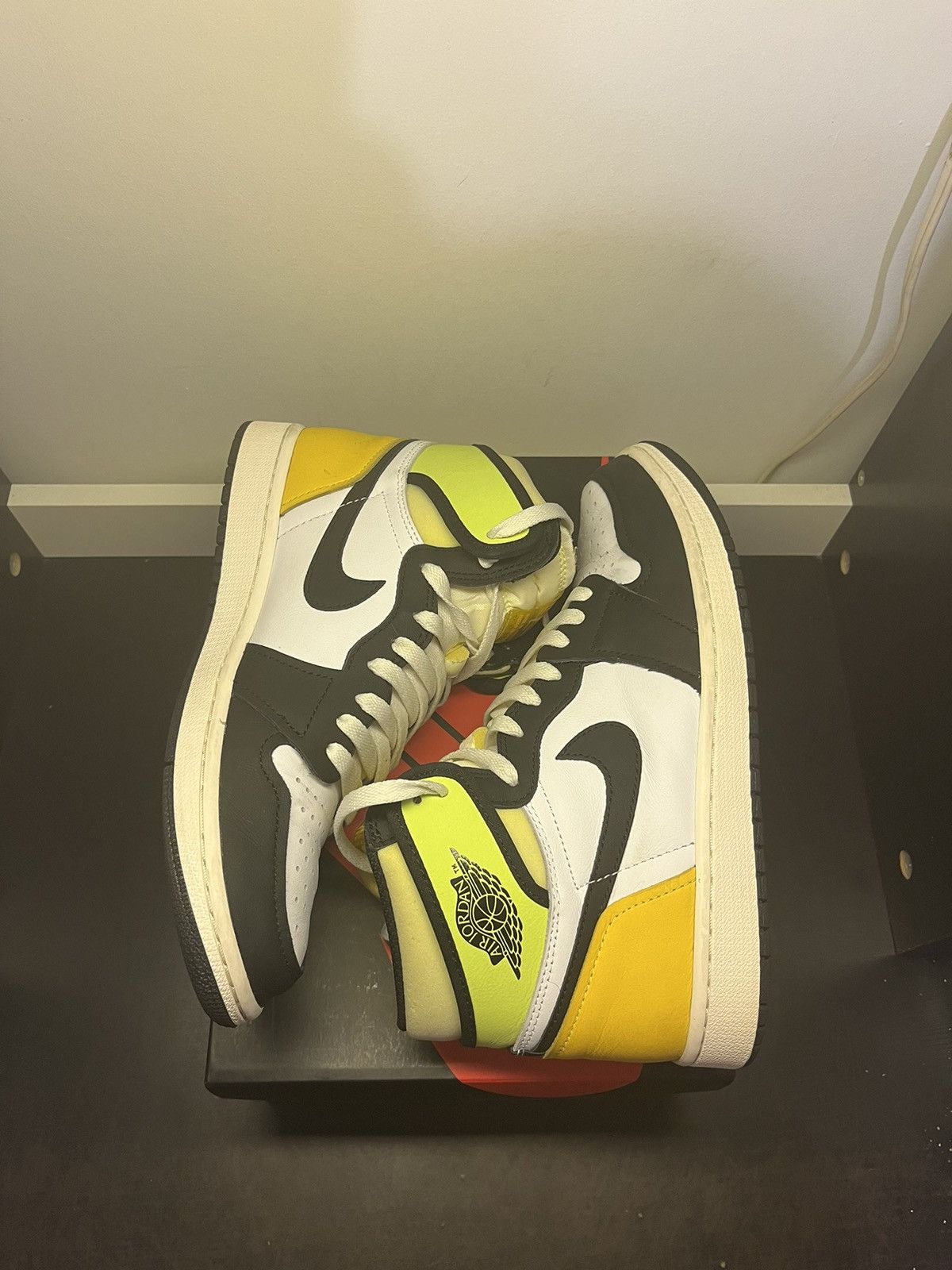 Jordan Brand Air Jordan 1 Retro High Volt Men’s 9 555088-118 Size US 9 / EU 42 - 2 Thumbnail