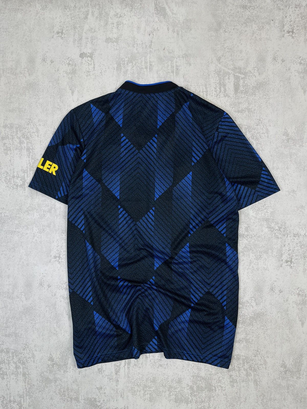 Adidas 21/22 Man United 3rd Kit: Retro 90s Style AEROREADY Tech Size US L / EU 52-54 / 3 - 11 Thumbnail