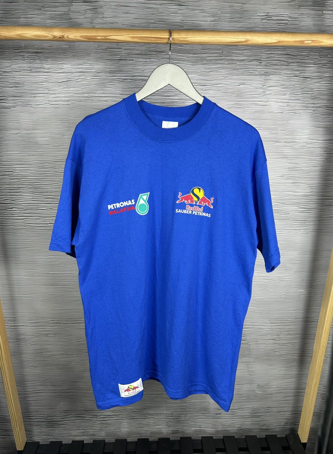 Red Bull Vintage Red Bull Sauber Petronas Malaysia F1 Racing T-Shirt Size US L / EU 52-54 / 3 - 1 Thumbnail