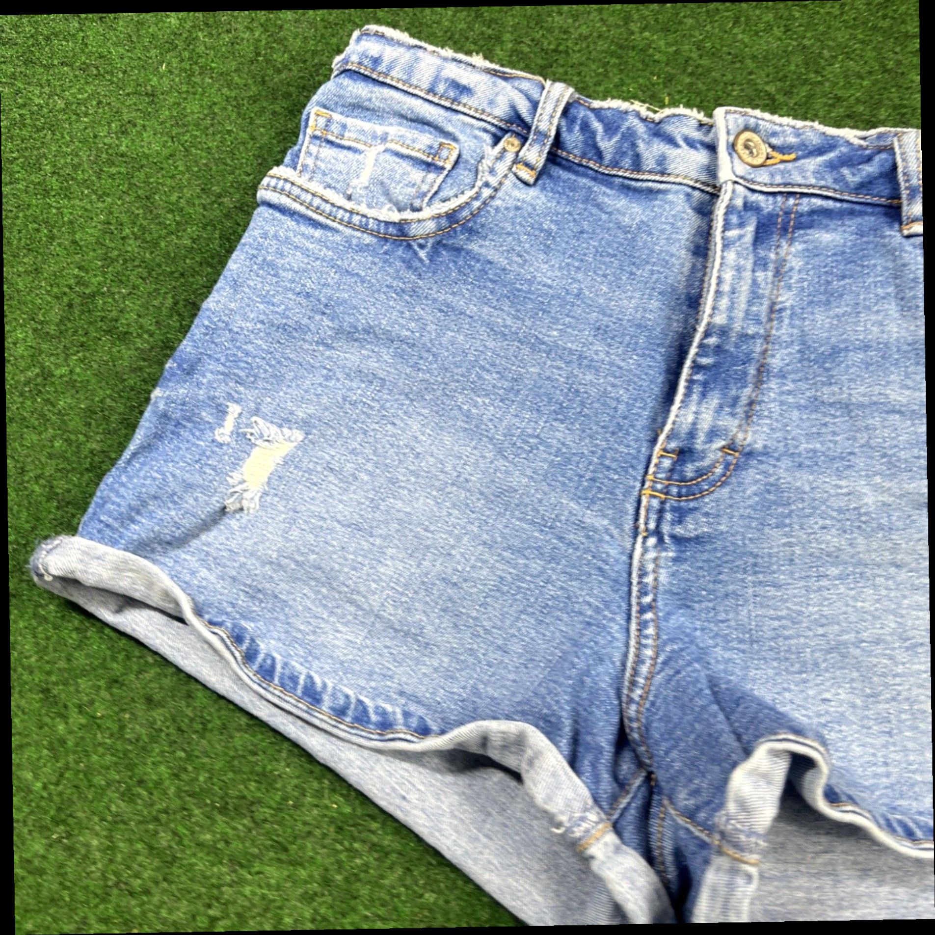Zara ZARA High Waisted Light to Medium Wash Jean Shorts Women's Size 10 Size 32" / US 10 / IT 46 - 2 Thumbnail