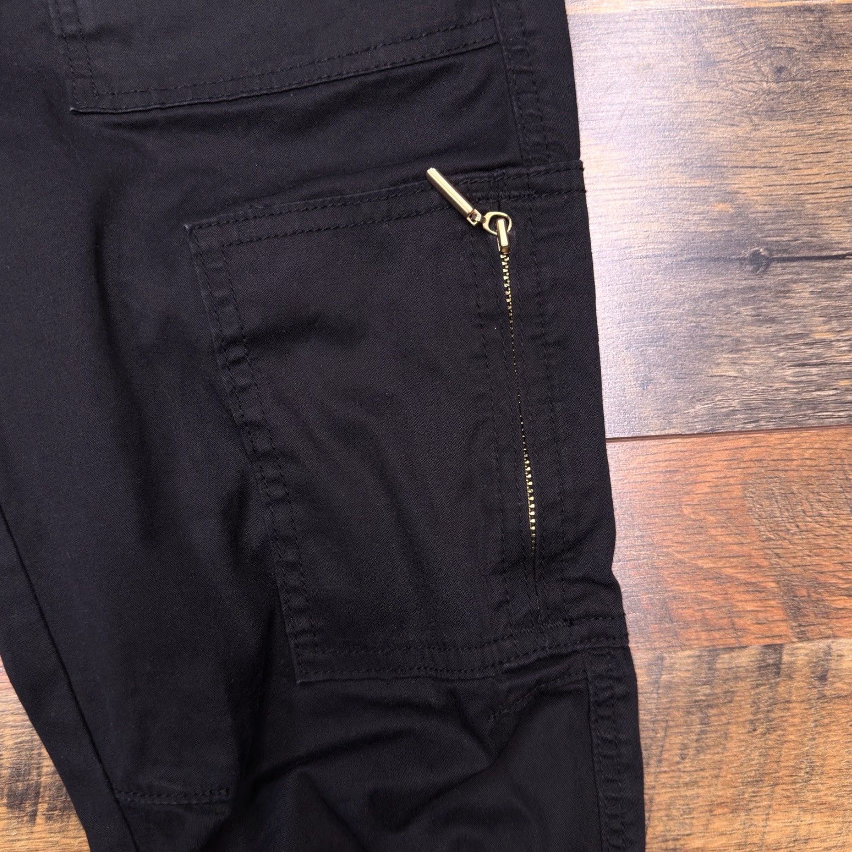 White House Black Market VINTAGE? No. WHBM Slim Crop Pants 0 Black Low Rose Stretch Gold Zippers Cargo Pockets Size 25" / US 0 / IT 36 - 4 Thumbnail