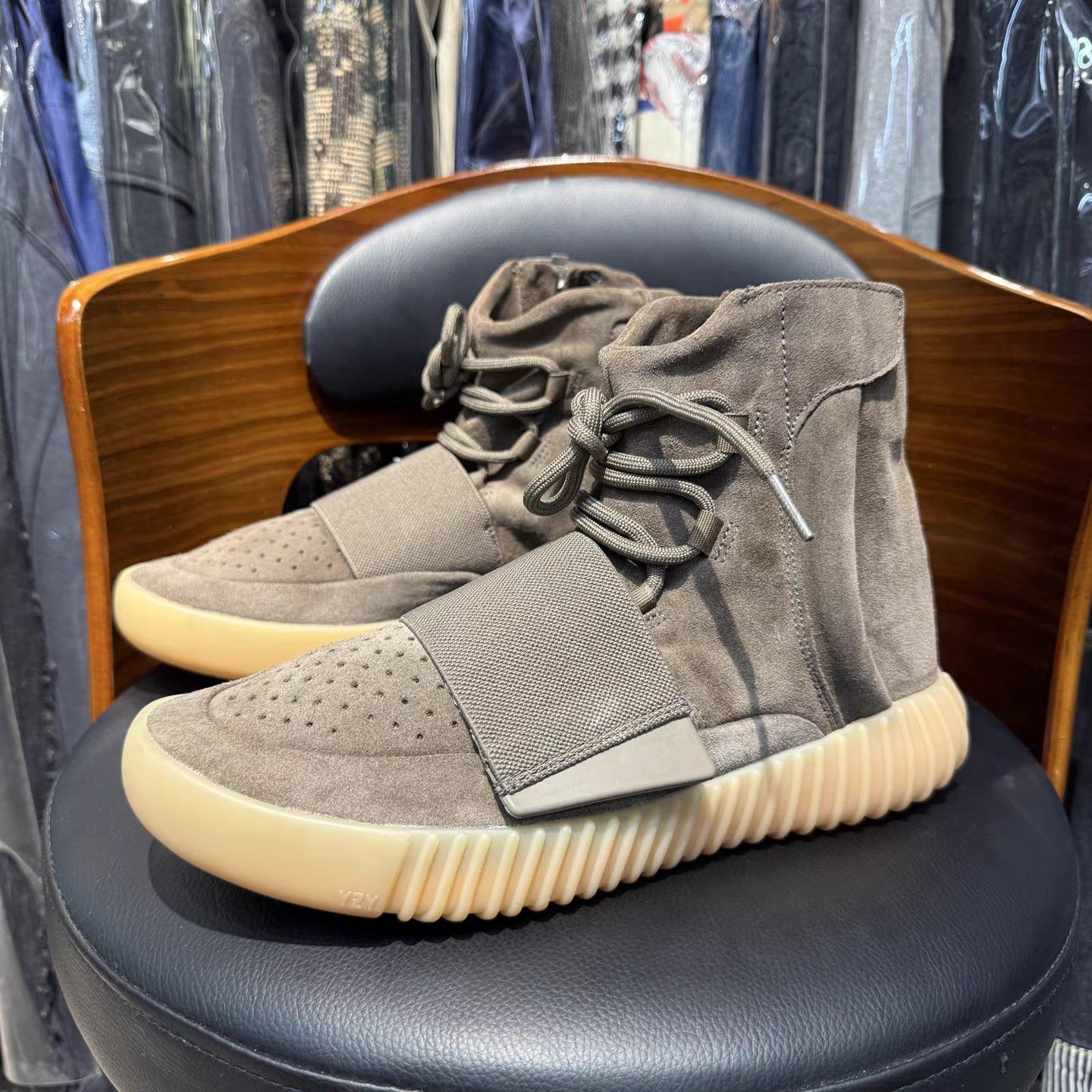 Adidas adidas Yeezy Boost 750 Chocolate K15 Size US 9 / EU 42 - 1 Thumbnail