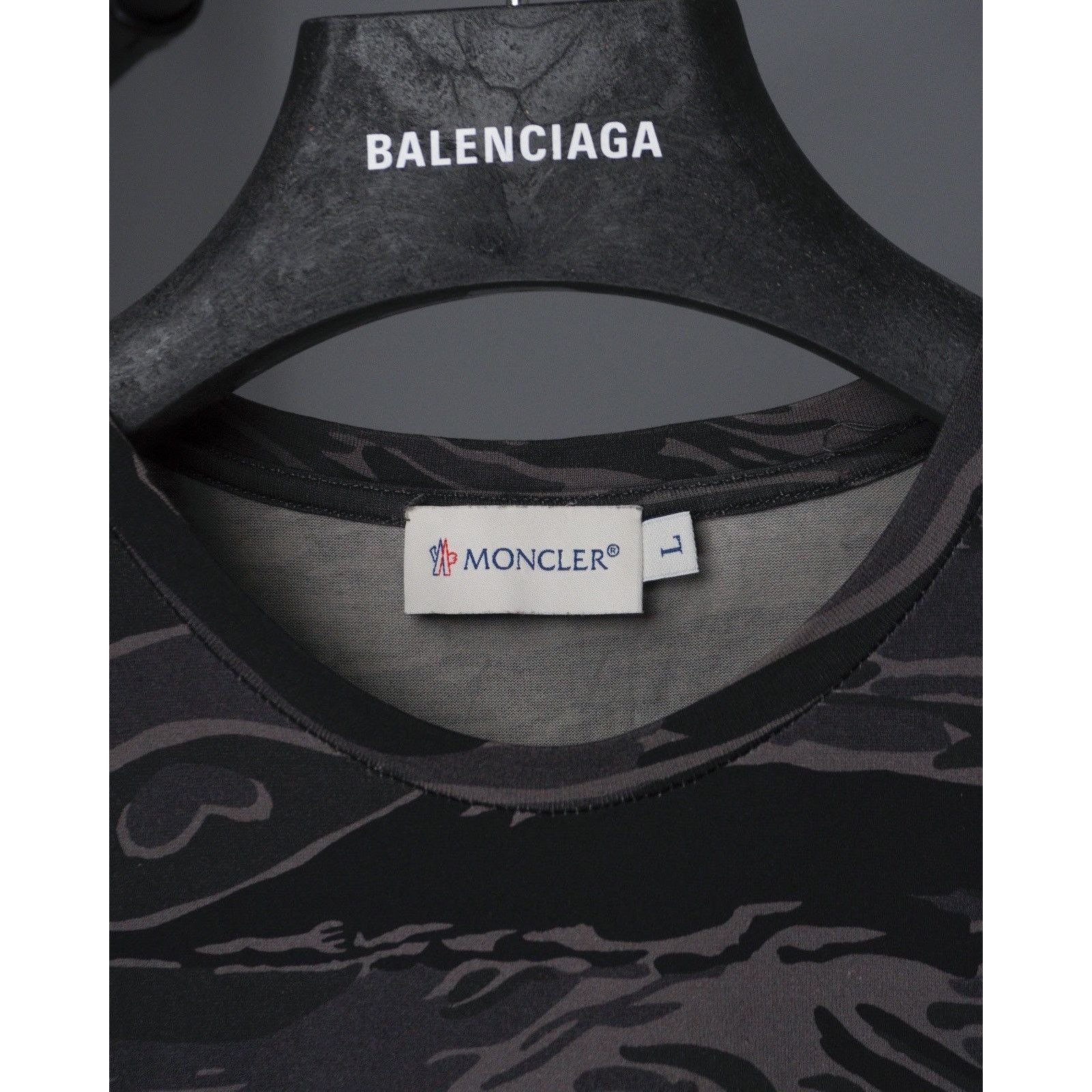 Moncler Moncler logo grey tee shirt Size US L / EU 52-54 / 3 - 6 Thumbnail