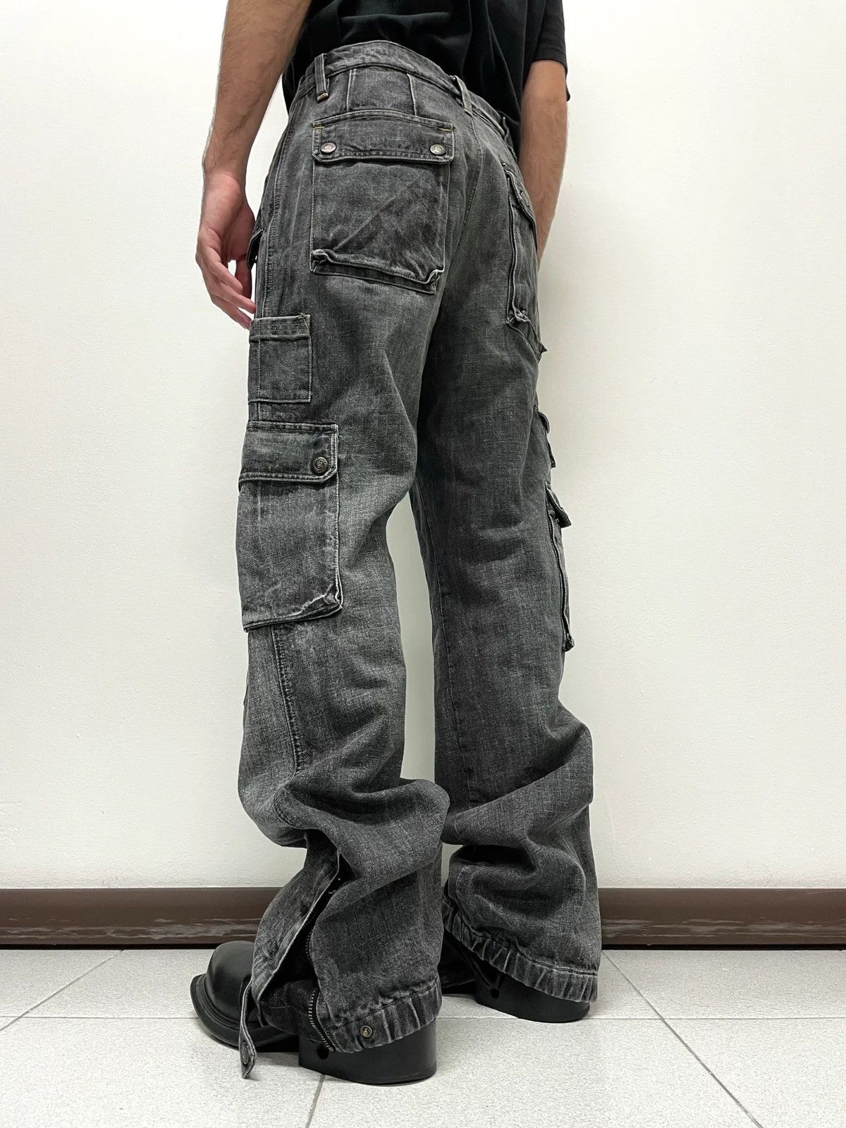 2000s Dolce & Gabbana heavy weight cargo pants pockets