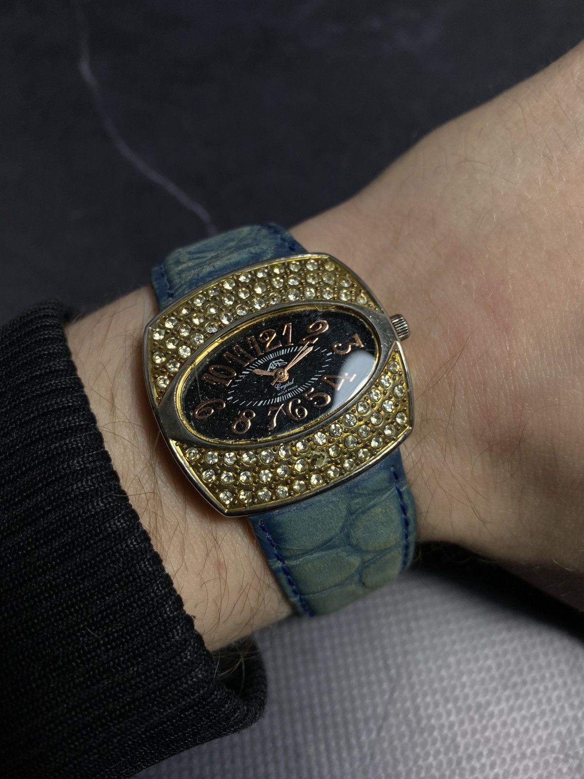 Japanese Brand Luxury Gold Crystal Watch | Vintage Design Size ONE SIZE - 4 Thumbnail