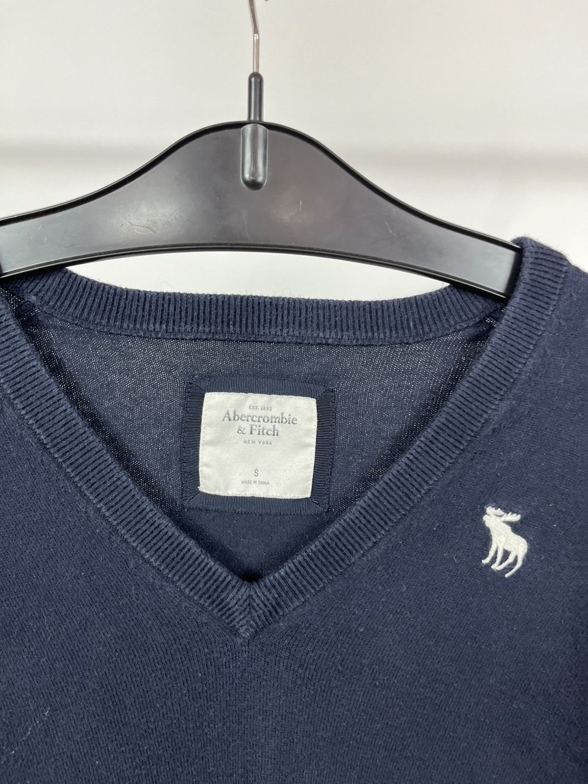Abercrombie & Fitch Abercrombie Fitch Navy V Neck Knit Sweater Moose Logo Size S Size US S / EU 44-46 / 1 - 4 Thumbnail