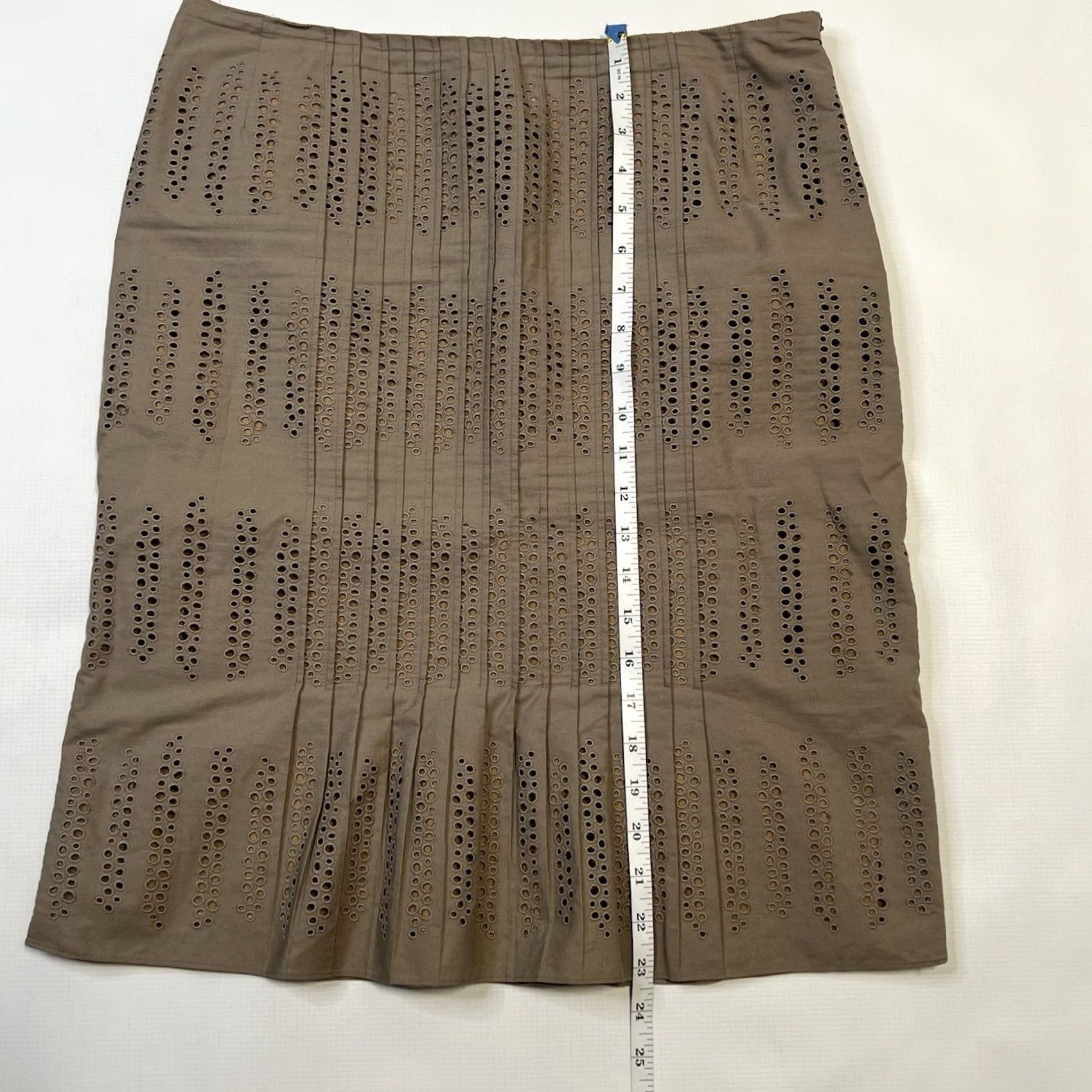 Akris VINTAGE Akris Skirt Brown Silk Lined Knee Length High Rise Pencil & Straight Eyelet Pin Tuck Pleat US 10 Womens Size 32" / US 10 / IT 46 - 2 Thumbnail