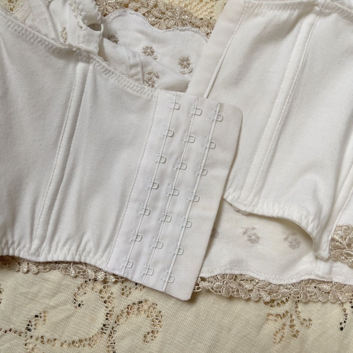 Victoria's Secret Victoria’s Secret 1990s White Cotton Bustier (34B/32C) Size S / US 4 / IT 40 - 8 Thumbnail