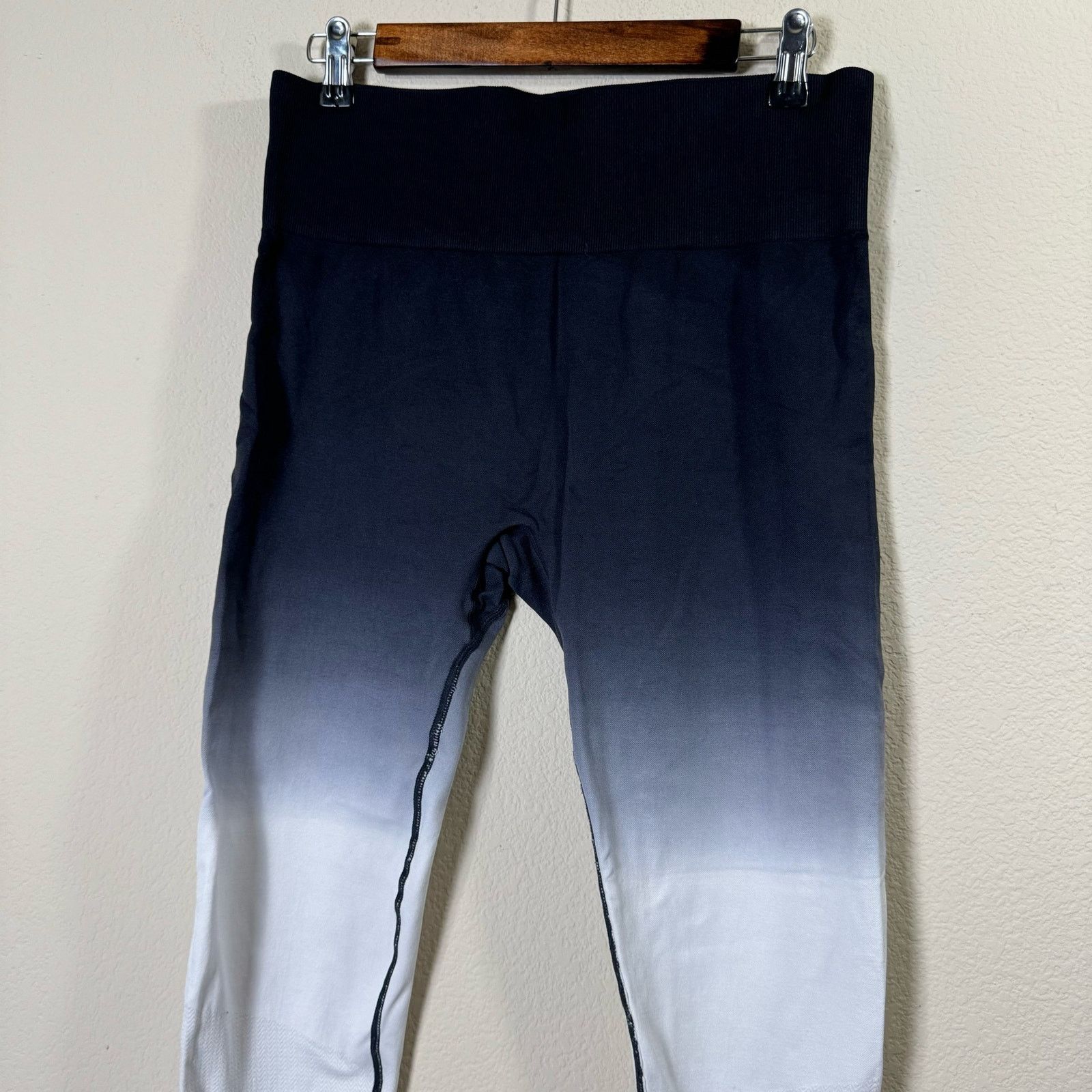 Lululemon zyia | black & white ombre light n tight 7/8 leggings sz L Size 30" / US 8 / IT 44 - 3 Thumbnail