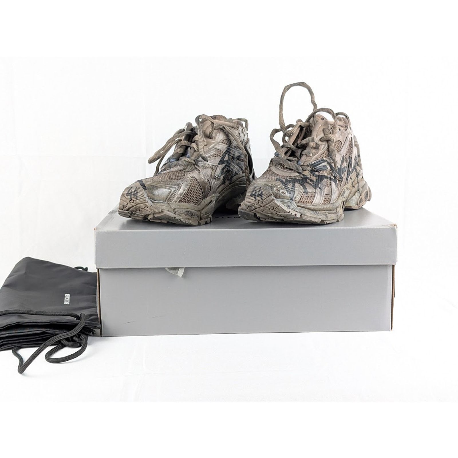 Balenciaga o1rshd1 Monocolor Graffiti Runner in Dark Taupe/Black Size US 7 / EU 40 - 10 Thumbnail