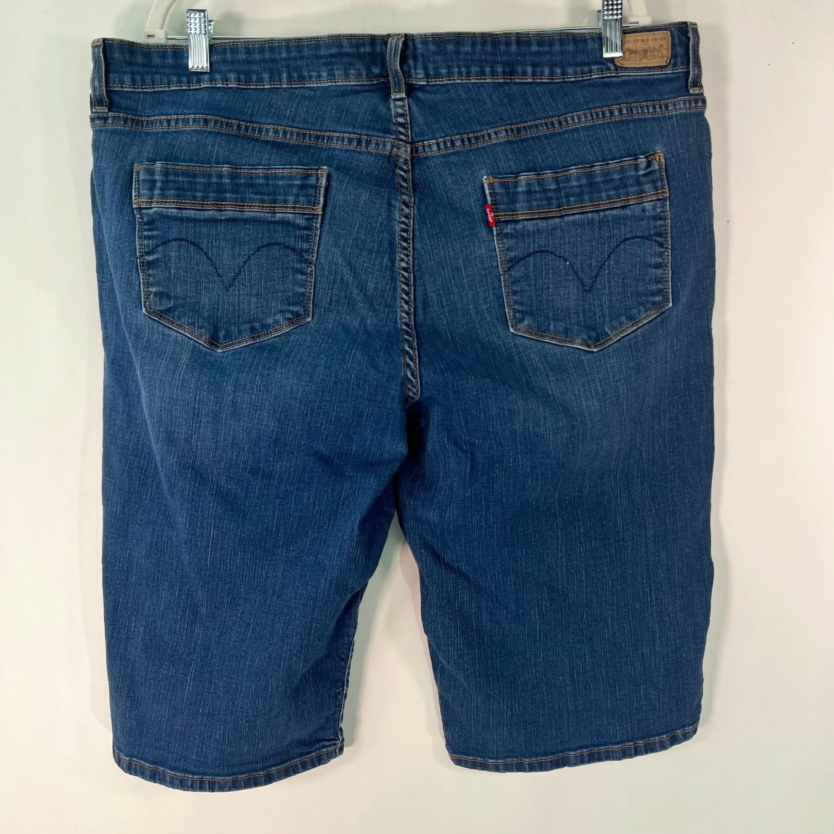Levi's VINTAGE Levis San Francisco Womens Mid Rise Straight Blue Denim Bermuda Shorts 24 Size 42" / US 20 - 2 Thumbnail