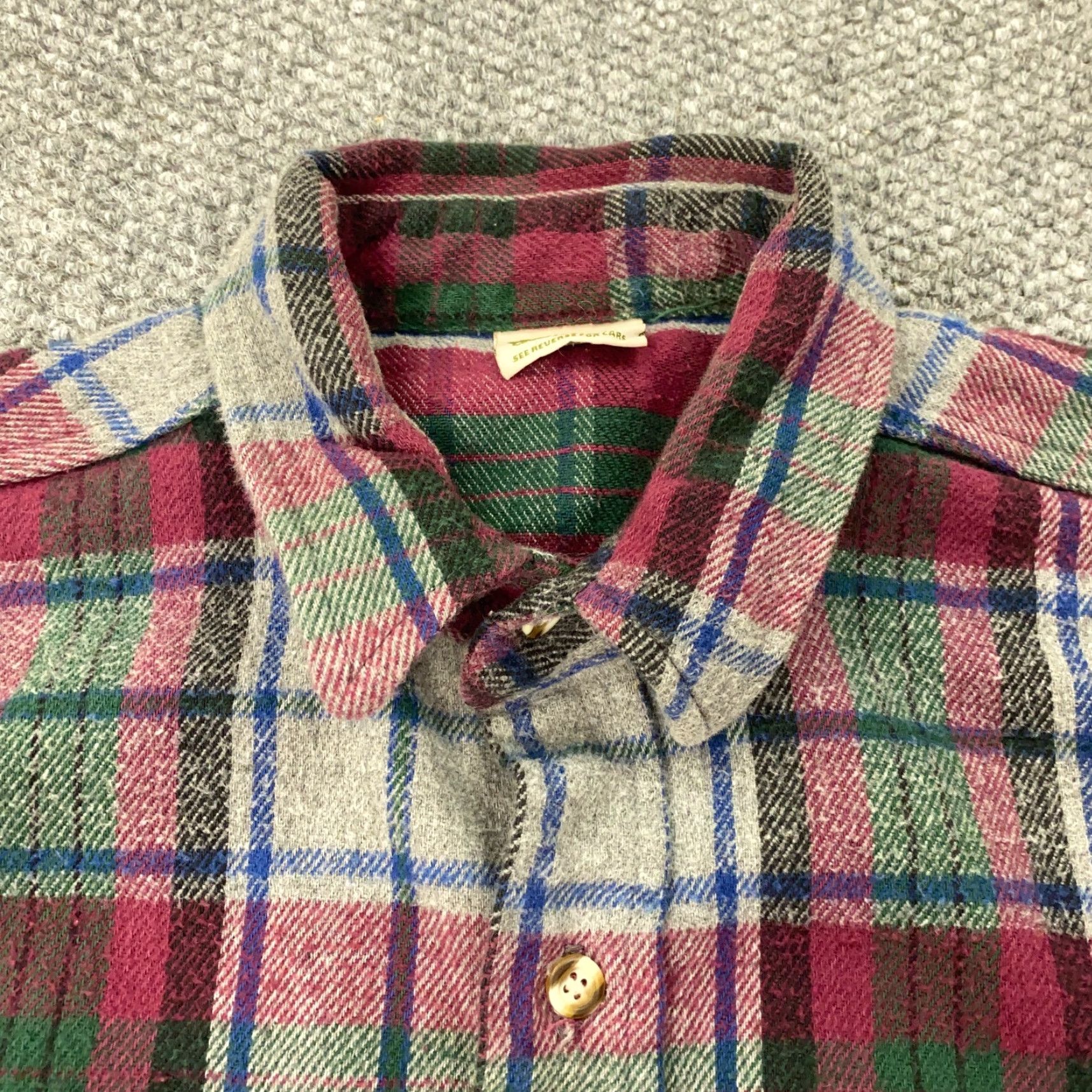 Vintage VINTAGE Five Brother Shirt Flannel Button-Up Plaid Oversized Heavyweight XL Red Men's Shirt - Five Brothers, Plaid, 1970s-80s vibe, Workwear, Casual Size US XL / EU 56 / 4 - 5 Thumbnail