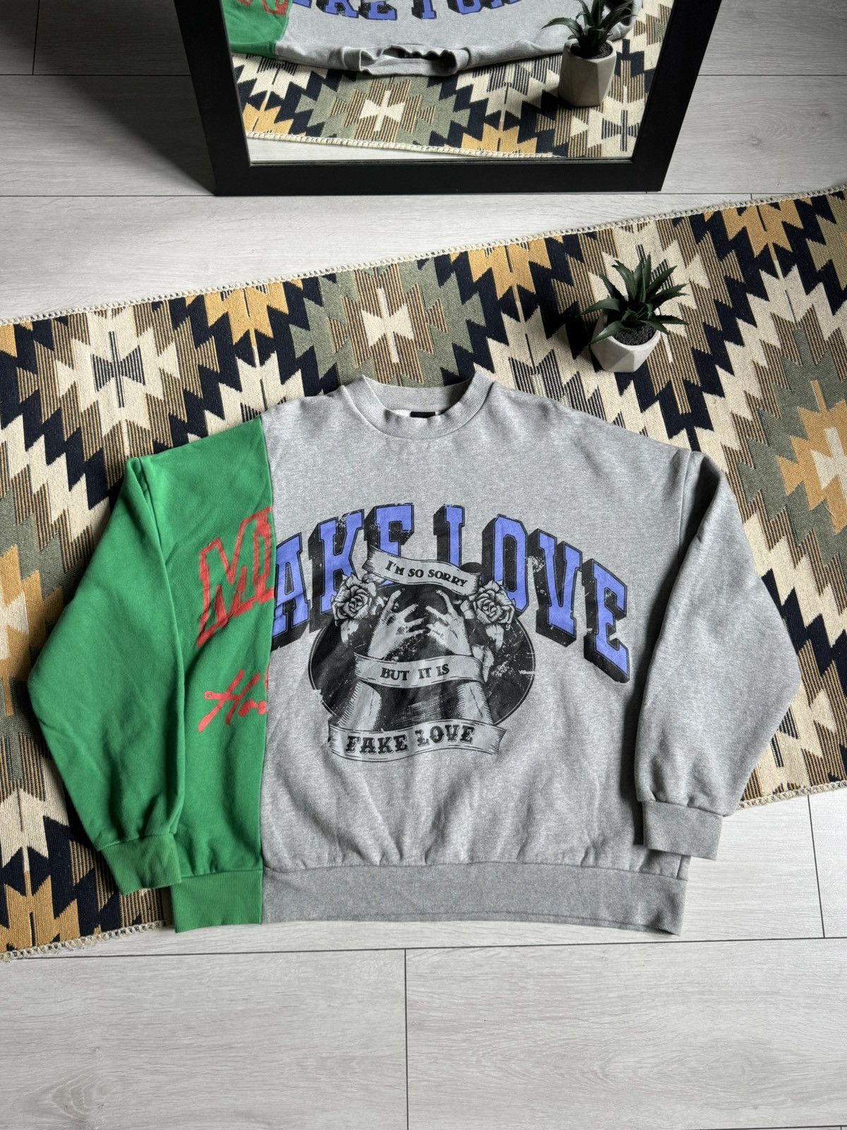 Band Tees BTS Oversized Band “Fake Love” Seeatshirt Size US L / EU 52-54 / 3 - 1 Thumbnail