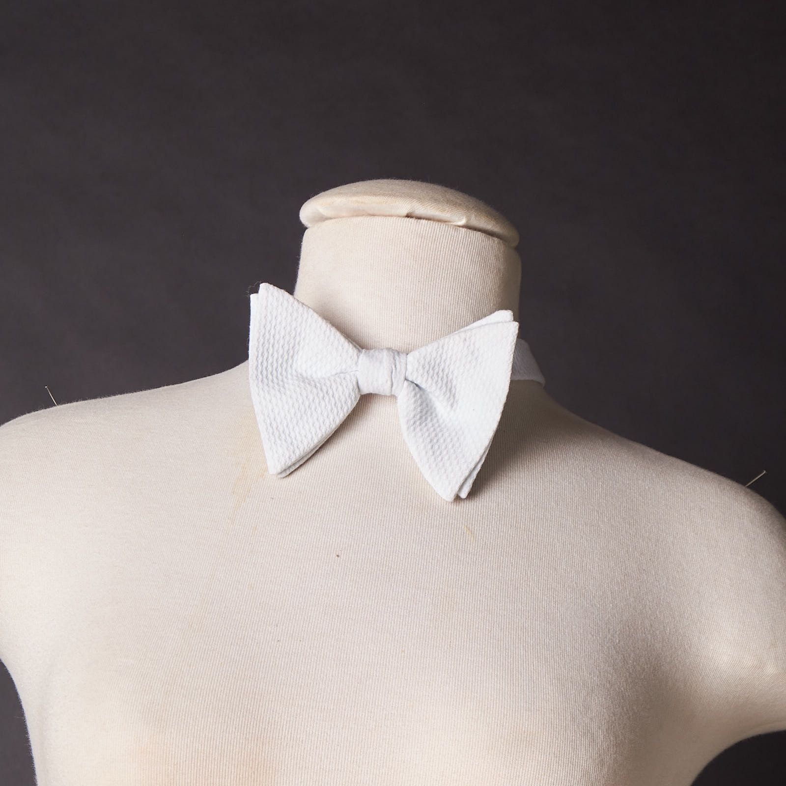 Vintage Vintage 1970s Wide White Textured Bow Tie Size ONE SIZE - 1 Thumbnail