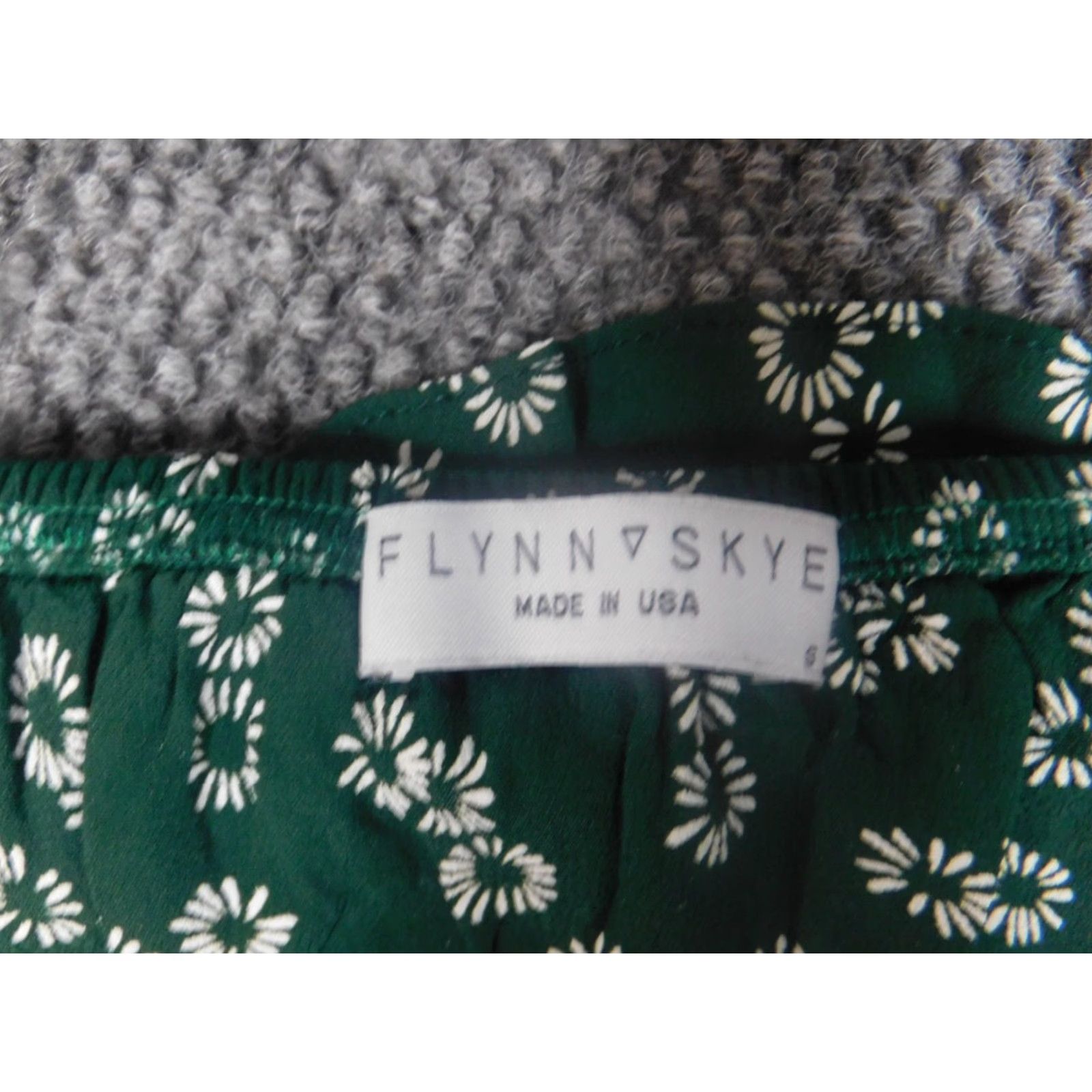 Vintage Flynn Skye Blouse Women Small Green Floral Knit Rayon Crew Neck Sleeveless Pullover Casual Stretch Regular Basic Vintage No Size S / US 4 / IT 40 - 5 Thumbnail