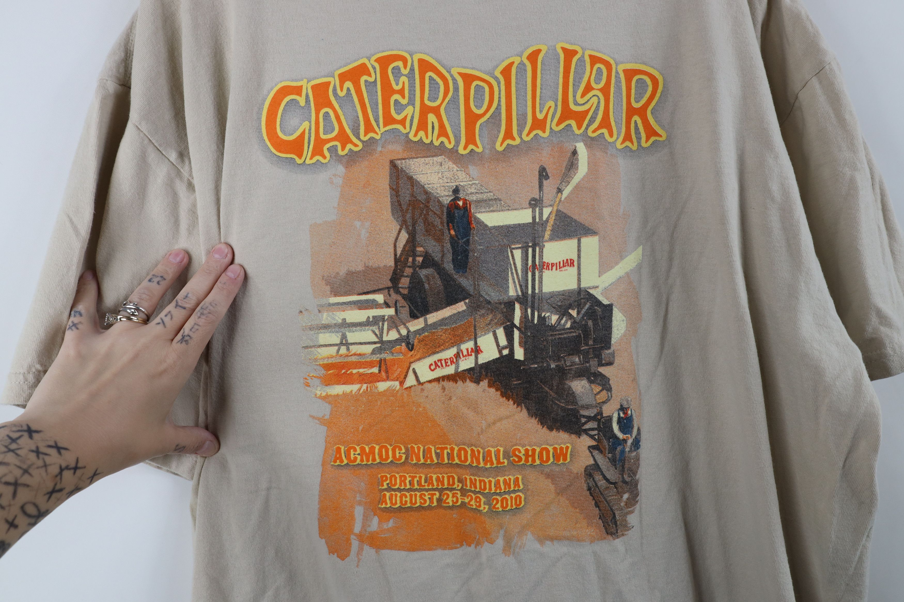 Gildan Vintage Y2K Cat Caterpillar Spell Out Pocket T-Shirt Beige Size US XL / EU 56 / 4 - 9 Thumbnail