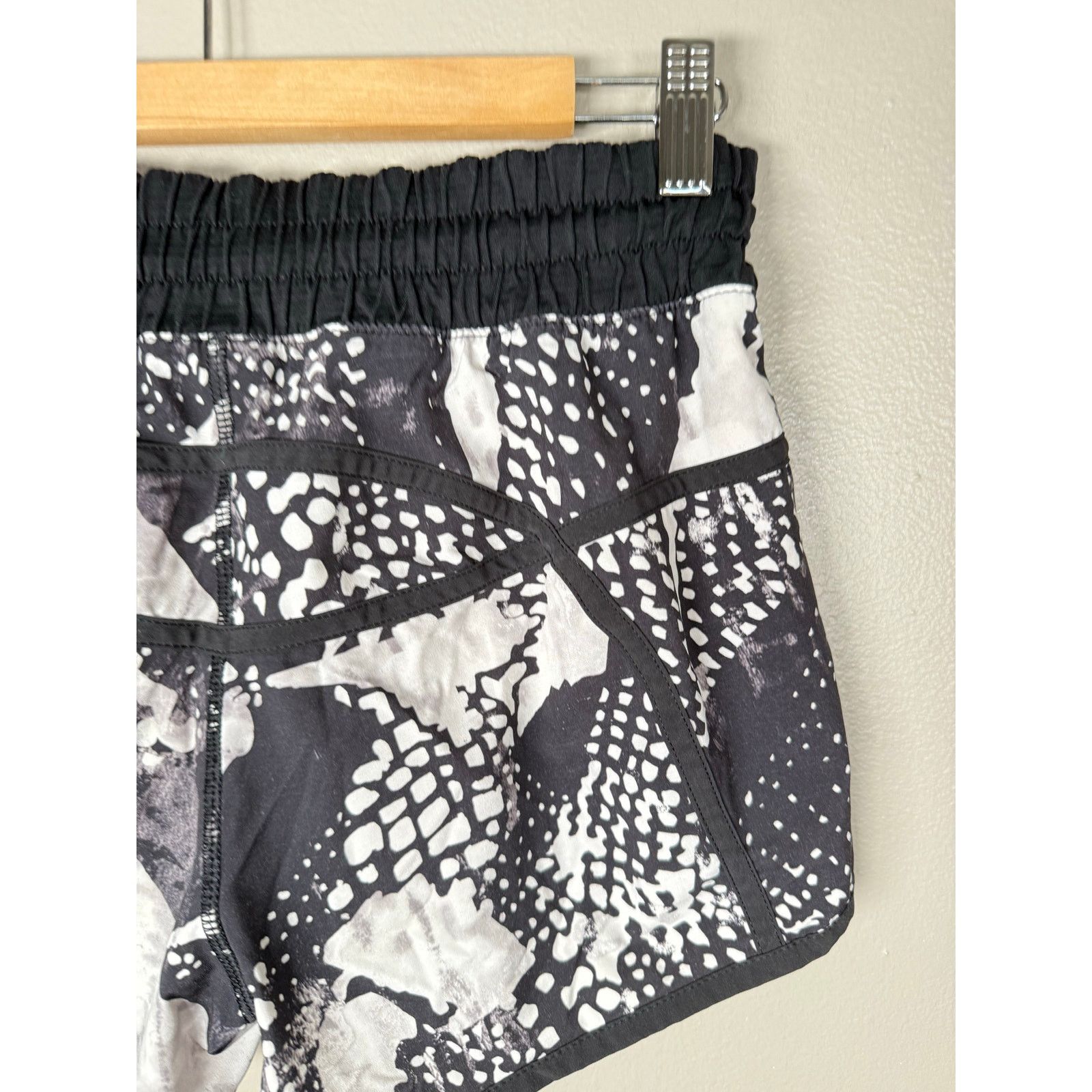 Lululemon Lululemon Speed Short lined sized 4 Pristine! Size 27" / US 4 / IT 40 - 9 Thumbnail