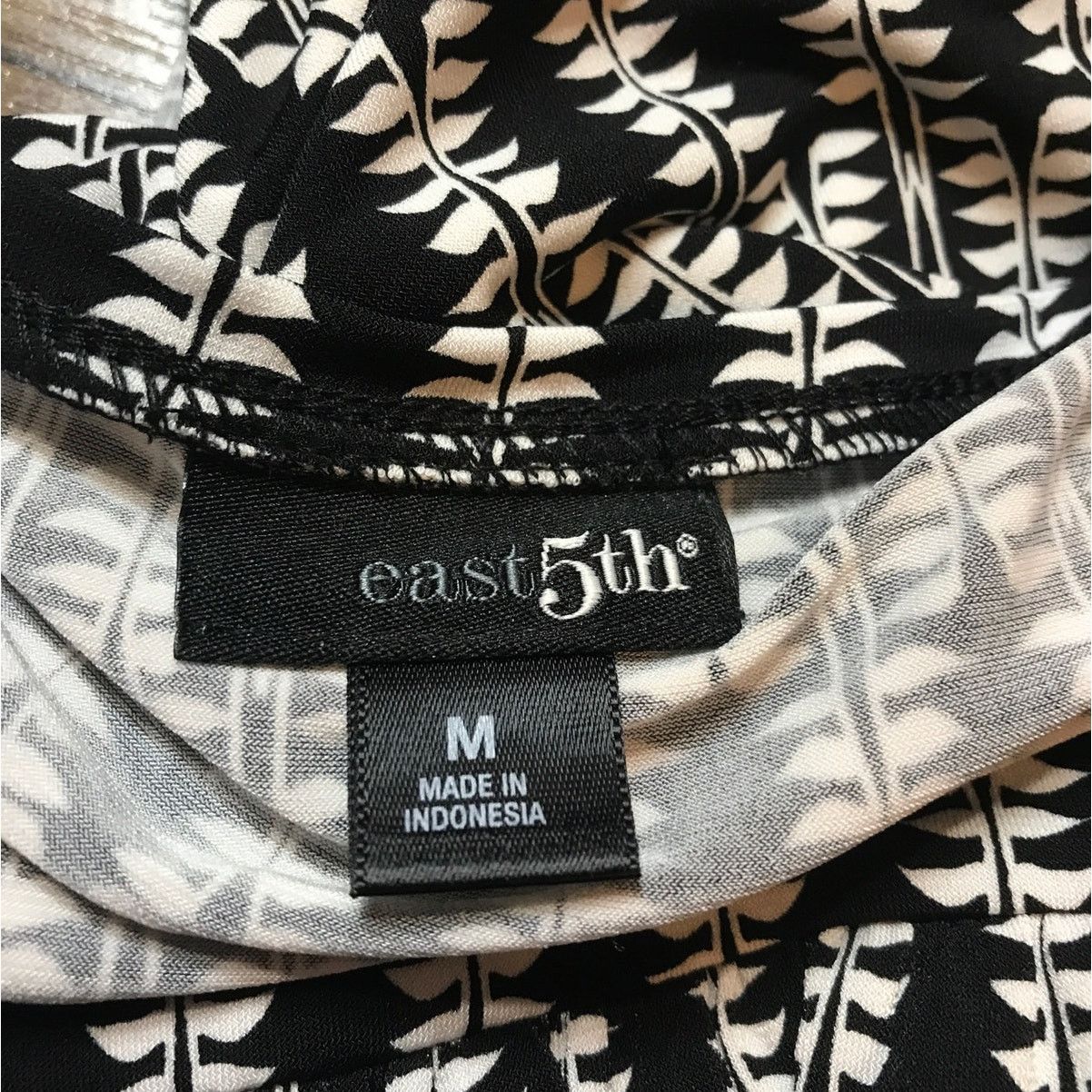 Other NWT East 5th Geometric Scoop Neck Short Sleeve Blouse M Size M / US 6-8 / IT 42-44 - 3 Thumbnail