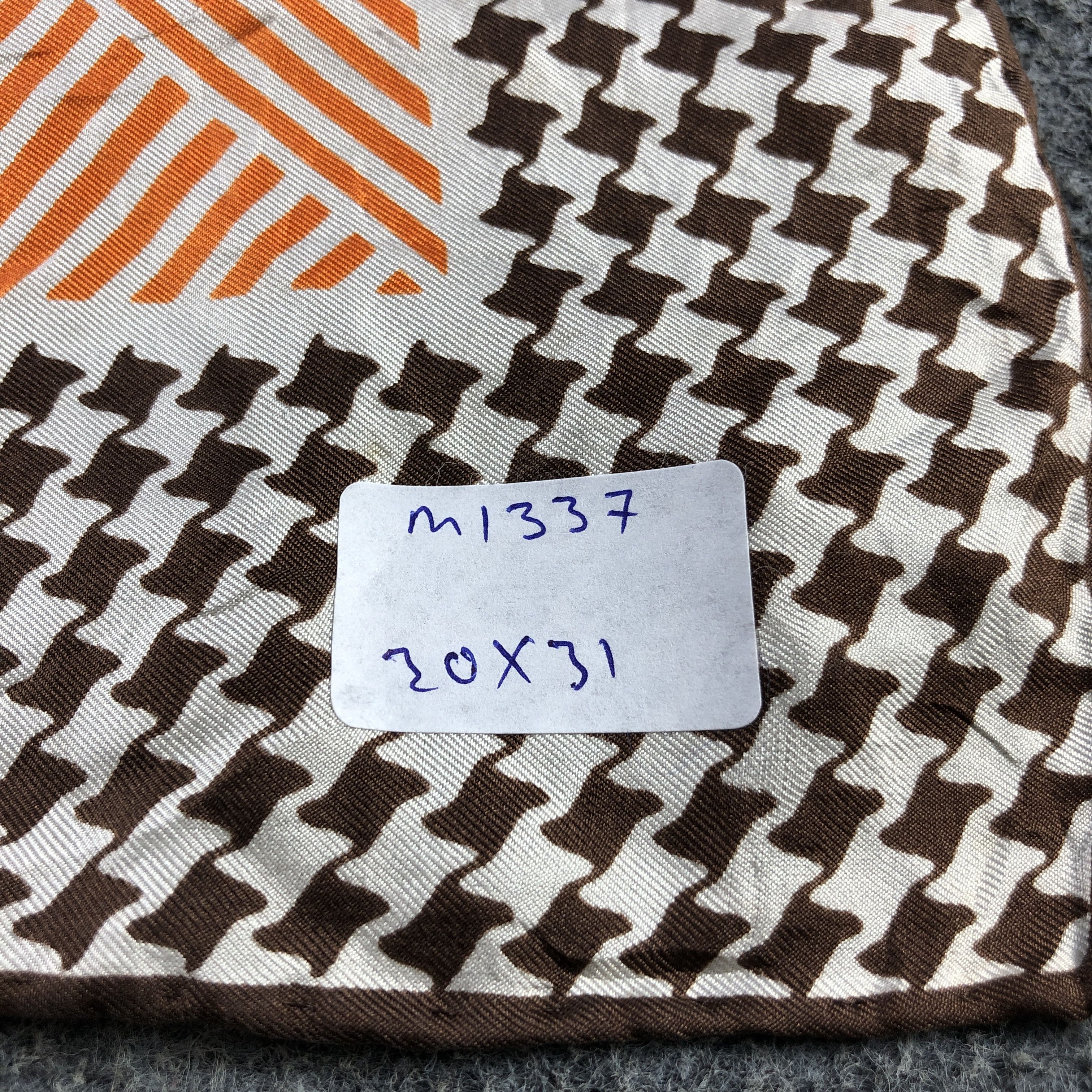 Vintage Vintage Luxury Houndstooth Hand Rolled Silk Scarf M1337 Size ONE SIZE - 12 Thumbnail