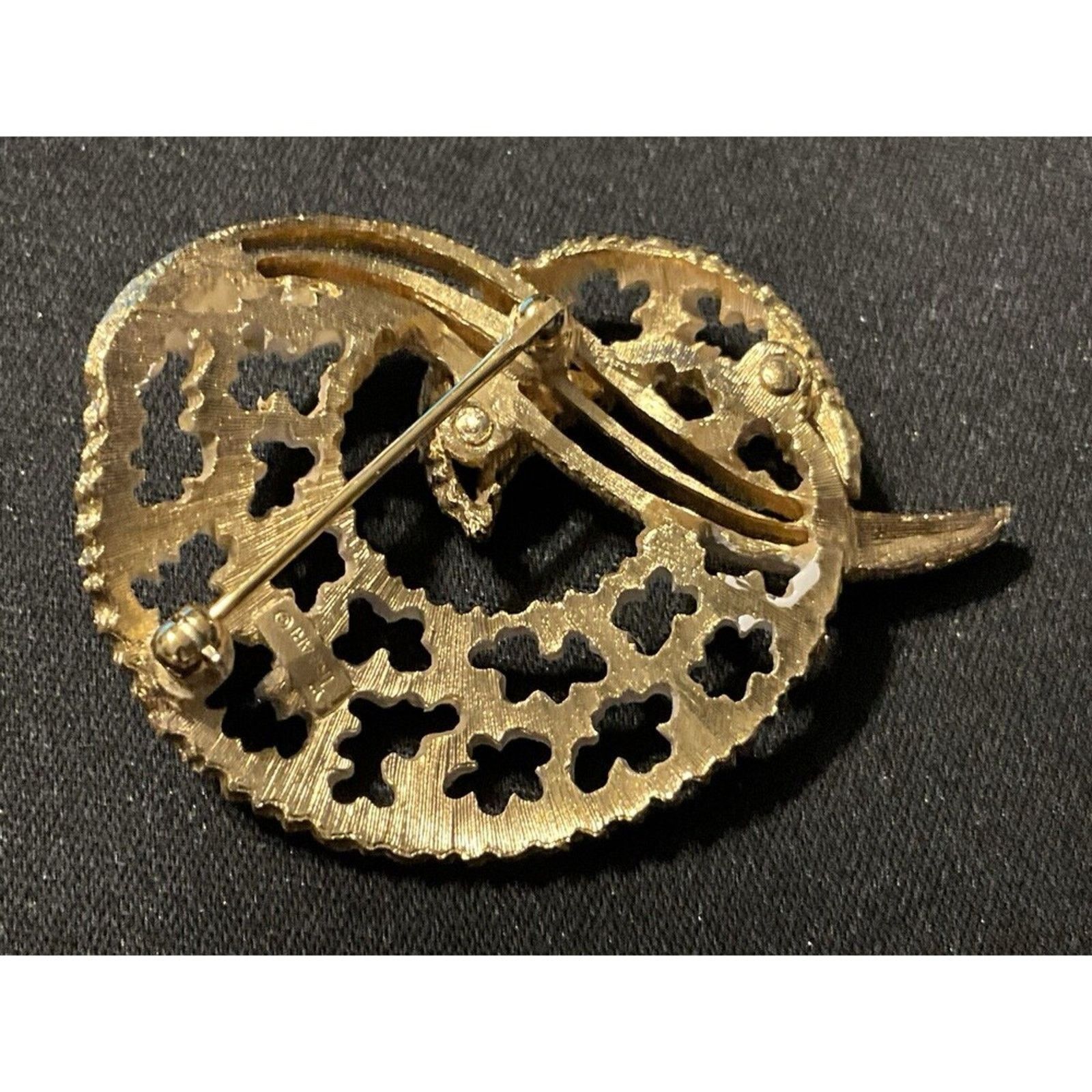 Other Crown Trifari White Enamel, Gold Tone Swirl Vintage Brooch Size ONE SIZE - 4 Thumbnail