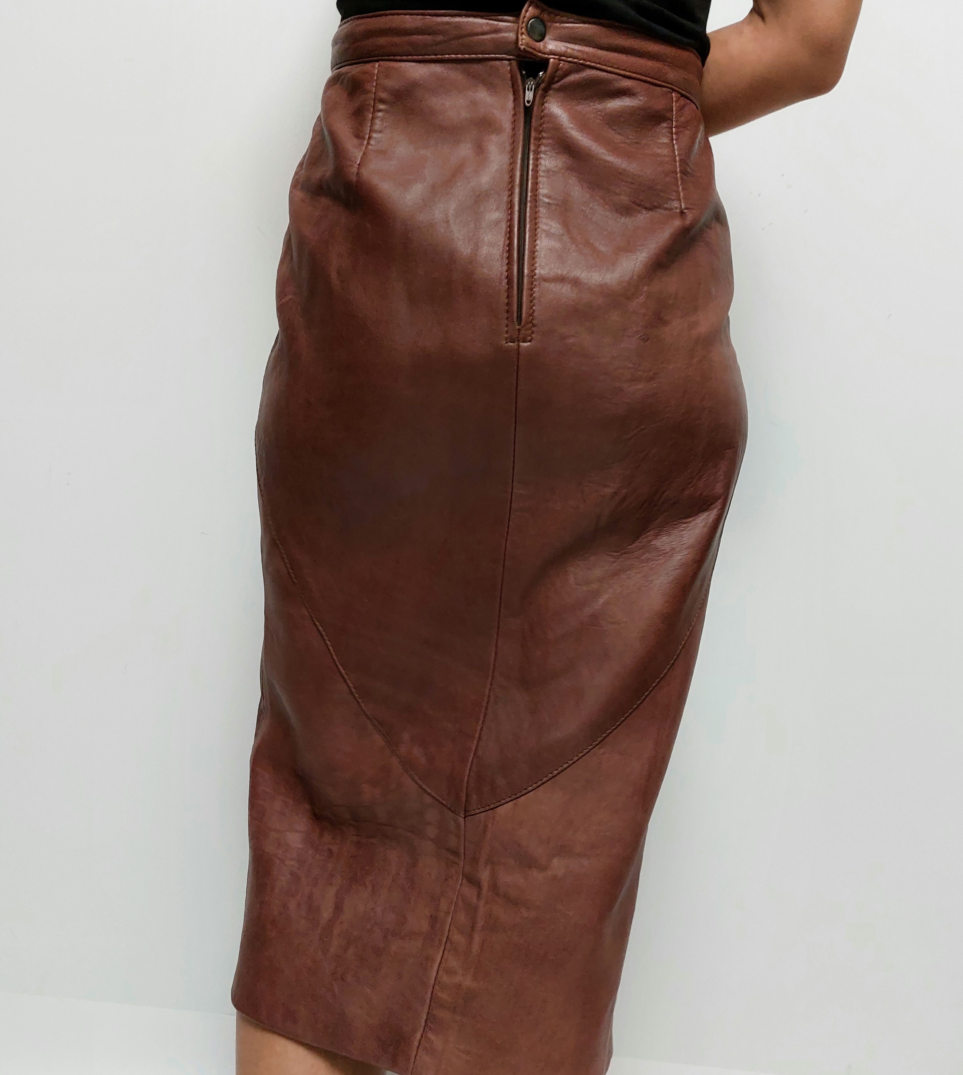 Vintage Nuova Capica leather skirt with embossed panel Made in Spain Size 27" / US 4 / IT 40 - 3 Thumbnail