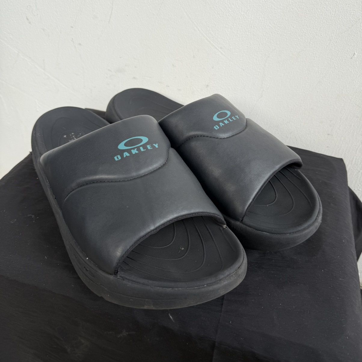 Oakley Vintage Black Oakley Logo Slides Size US 12 / EU 45 - 4 Thumbnail
