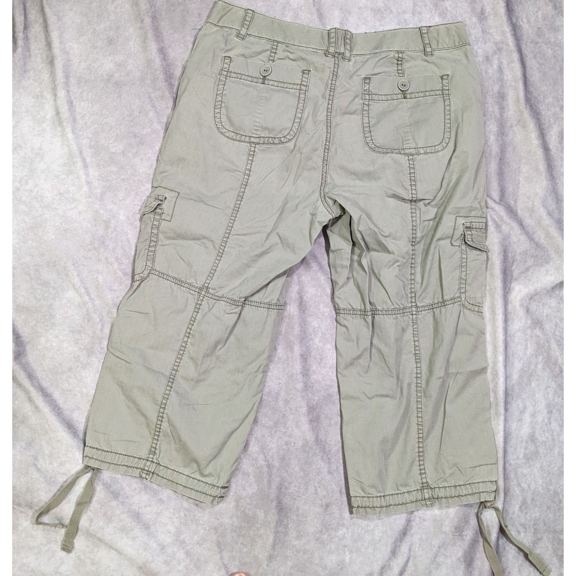 St. Johns Bay Preppy Casual Grey Capris by St. John's Bay Size 34" / US 12 / IT 48 - 10 Thumbnail