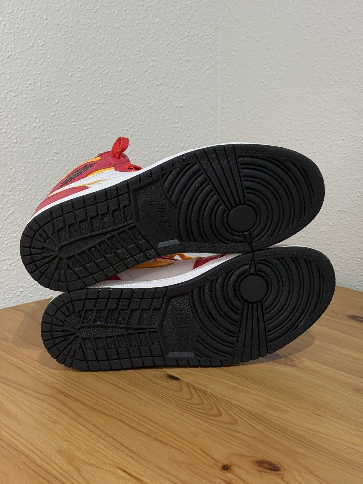 Jordan Brand × Nike Jordan 1 Retro High OG Light Fusion Red Size US 10 / EU 43 - 7 Thumbnail