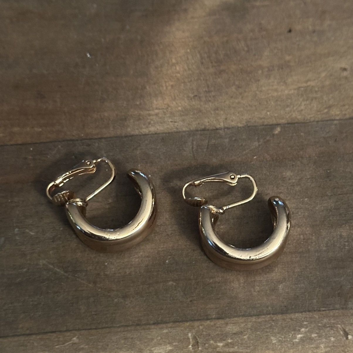 Vintage Vintage gold tone clip on curved hoop earrings Size ONE SIZE - 7 Thumbnail
