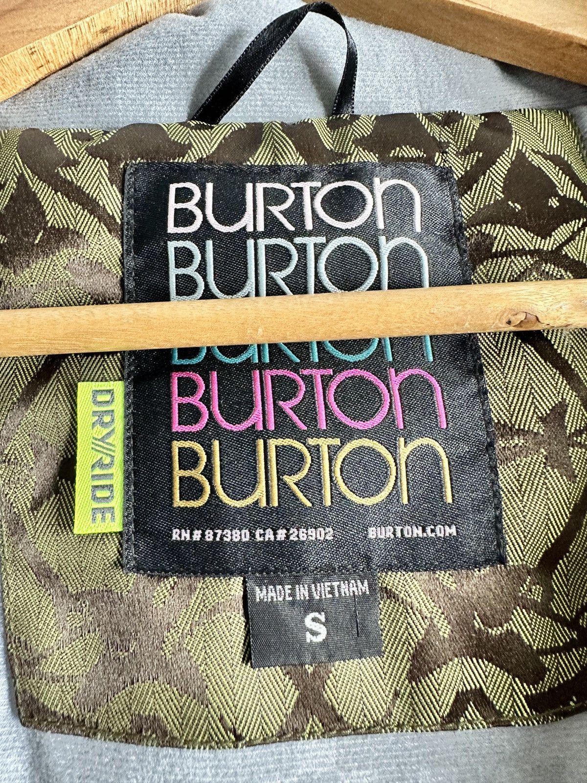 Burton Title: Burton Women’s Snowboard Jacket – Green Pattern Size S / US 4 / IT 40 - 7 Thumbnail
