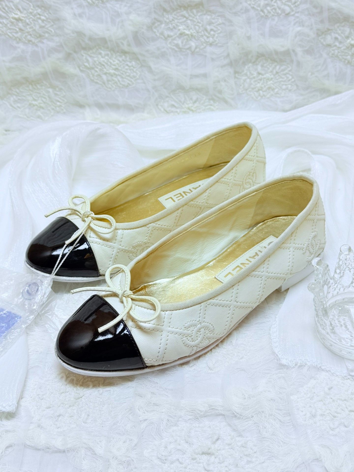 Chanel Chanel White Lowtop Sneakers us_5 Women Size US 5 / IT 35 - 1 Thumbnail