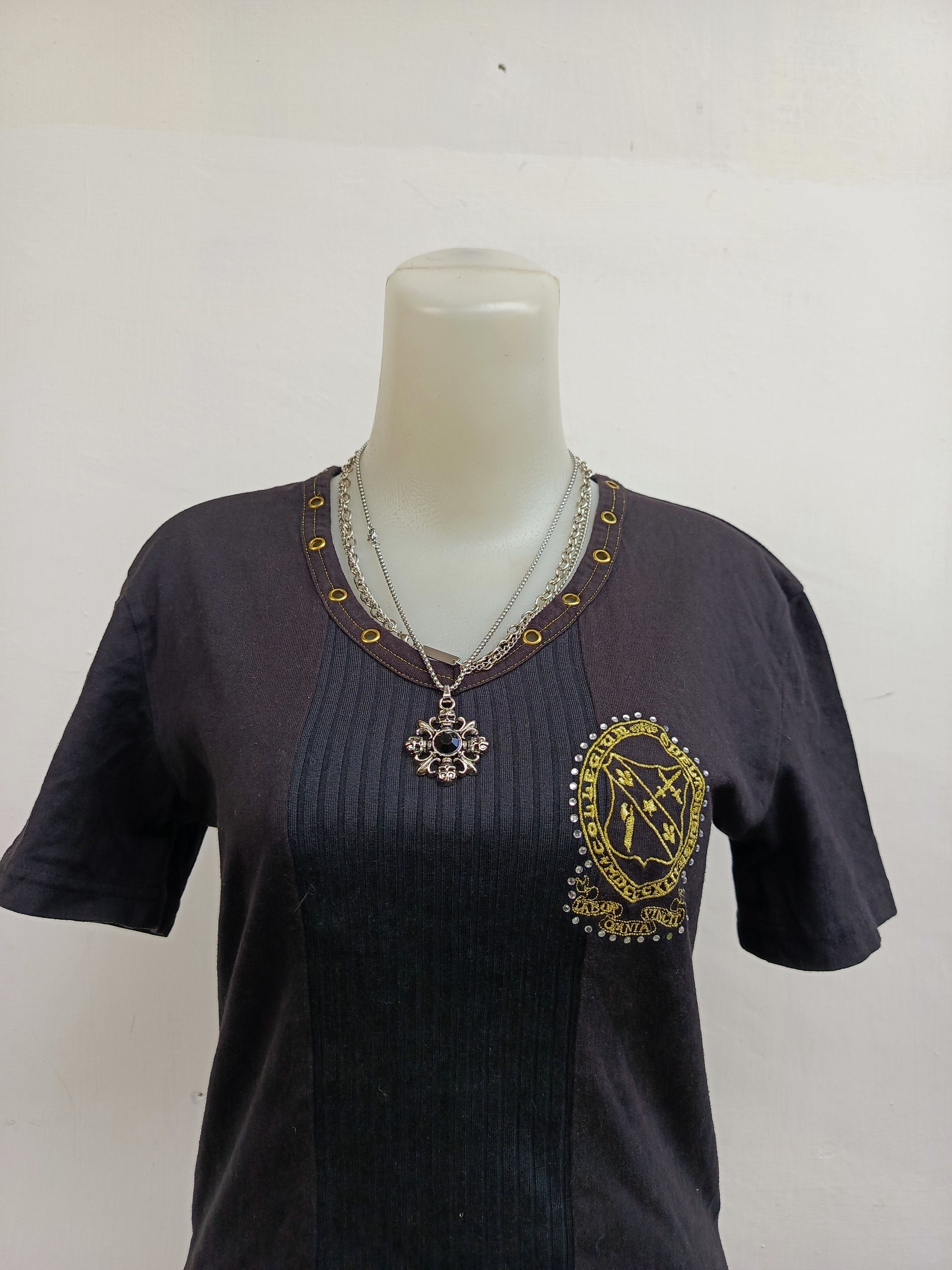 semanticdesign Semantic Design Japan Embroidered Crest V-Neck Tee Size M / US 6-8 / IT 42-44 - 2 Thumbnail