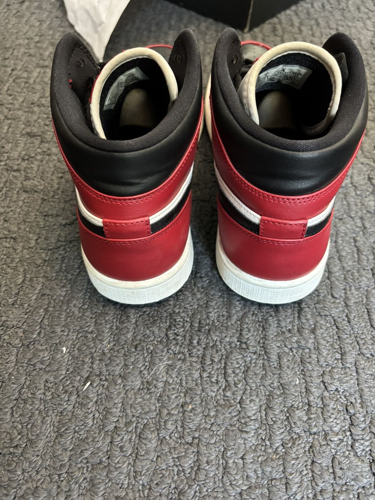 Jordan Brand × Nike Air Jordan 1 Mid Chicago Black Toe Size US 9 / EU 42 - 3 Thumbnail