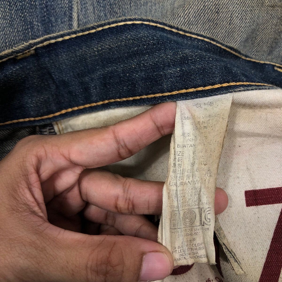 Levi's 🔥Rare Worn Rusty Big Hole Levi’s Distressed Jeans Denim Size US 36 / EU 52 - 25 Thumbnail