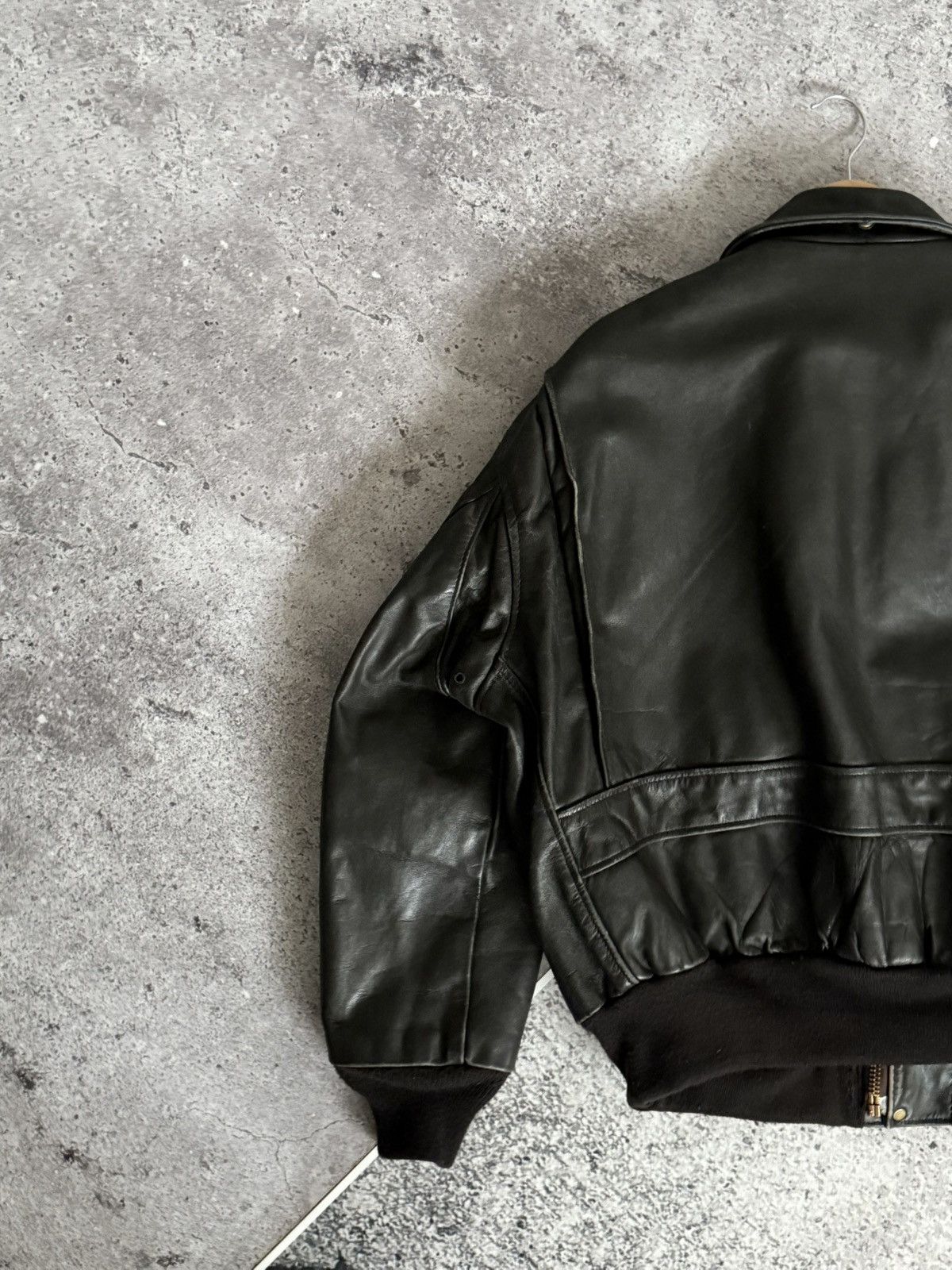 Schott Vintage Schott Black Heavyweight Leather A-2 Bomber Jacket Size US L / EU 52-54 / 3 - 16 Thumbnail