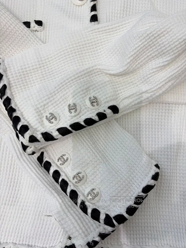 Chanel Chanel White diamond buckle black and white rolled edge tw Size XS / US 0-2 / IT 36-38 - 4 Thumbnail