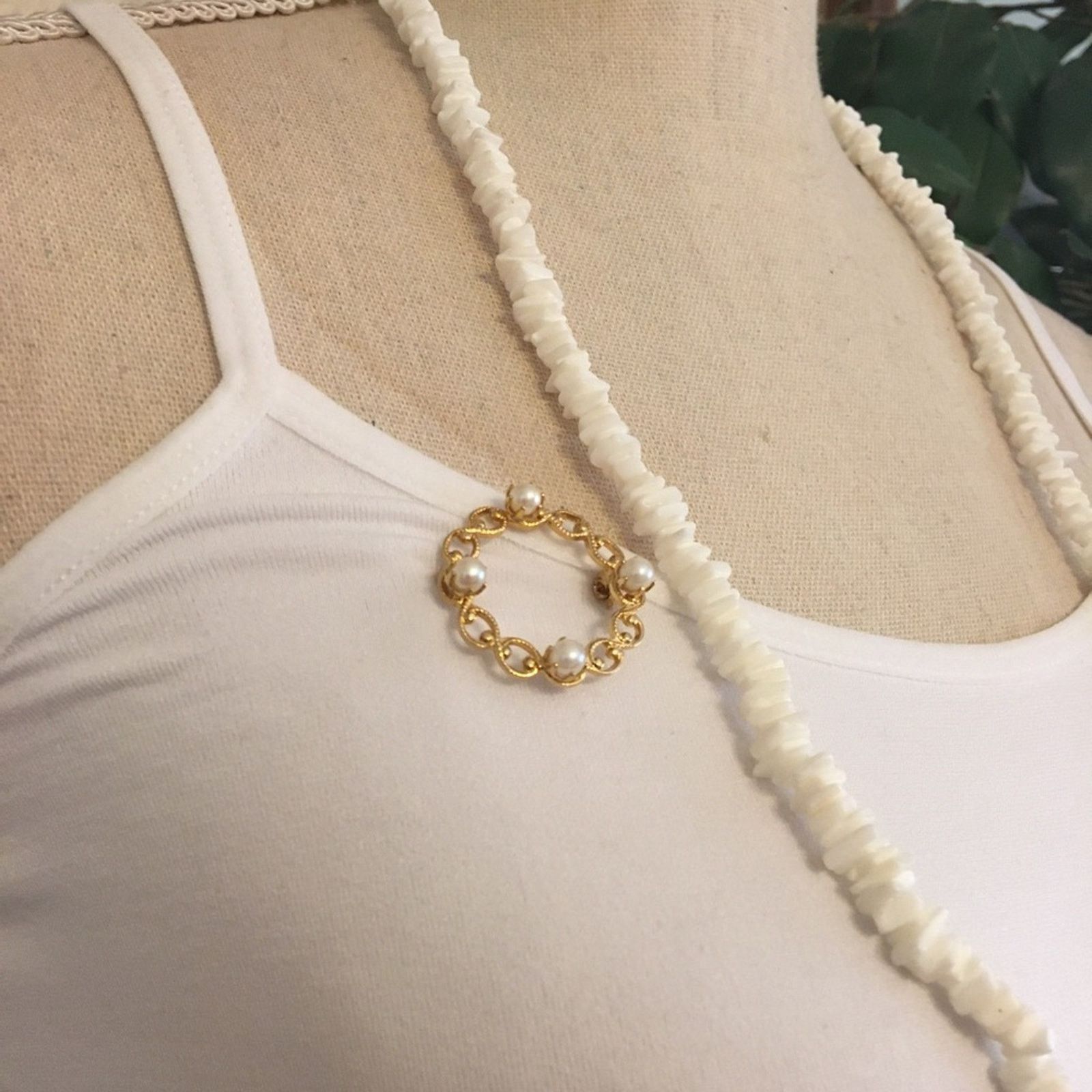 Vintage Vintage faux pearl and gold tone wreath brooch Size ONE SIZE - 8 Thumbnail