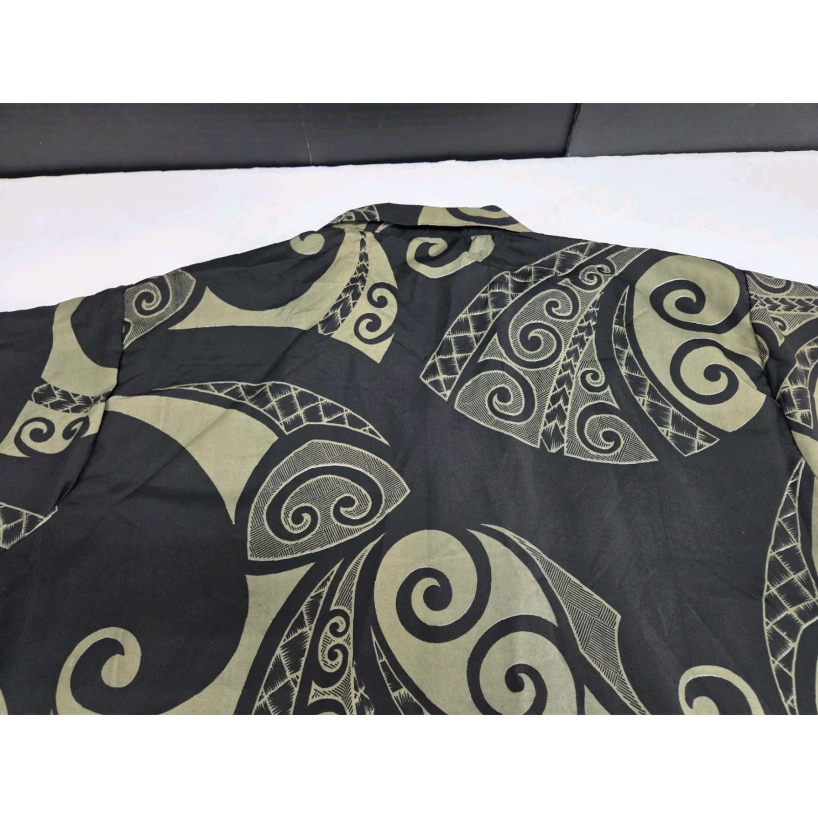 Vintage Makani Mens Hawaiian Short Sleeve Shirt Black/Green Tribal Print L Button-Up Casual, Travel, Party/Cocktail Mens, Regular Fit Size US L / EU 52-54 / 3 - 5 Thumbnail