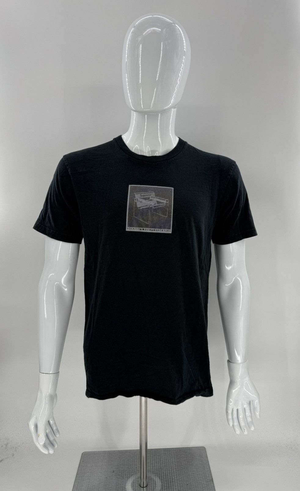 Supreme Supreme T Shirt Short Sleeve Black Beach Chair Ny Mens M Size US M / EU 48-50 / 2 - 1 Thumbnail