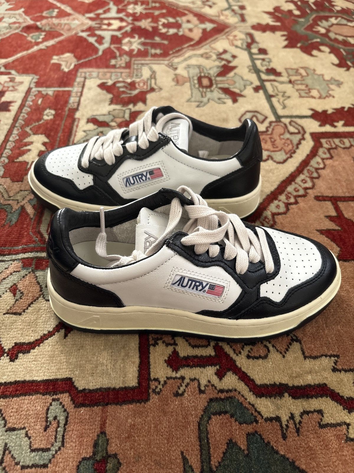 AUTRY Autry Medalist Low – Women’s – Black/White – New Size US 5 / IT 35 - 4 Thumbnail